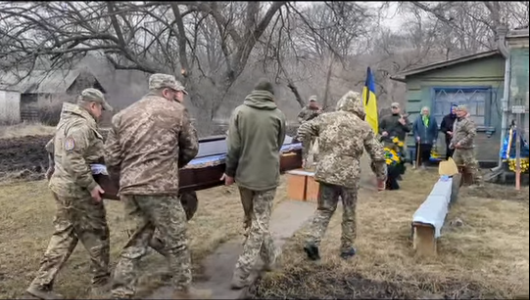 Воїни несуть труну Сергія Шкутенка