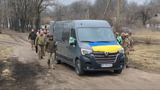 Люди супроводжують траурний кортеж на прощанні із Сергієм Шкутенком