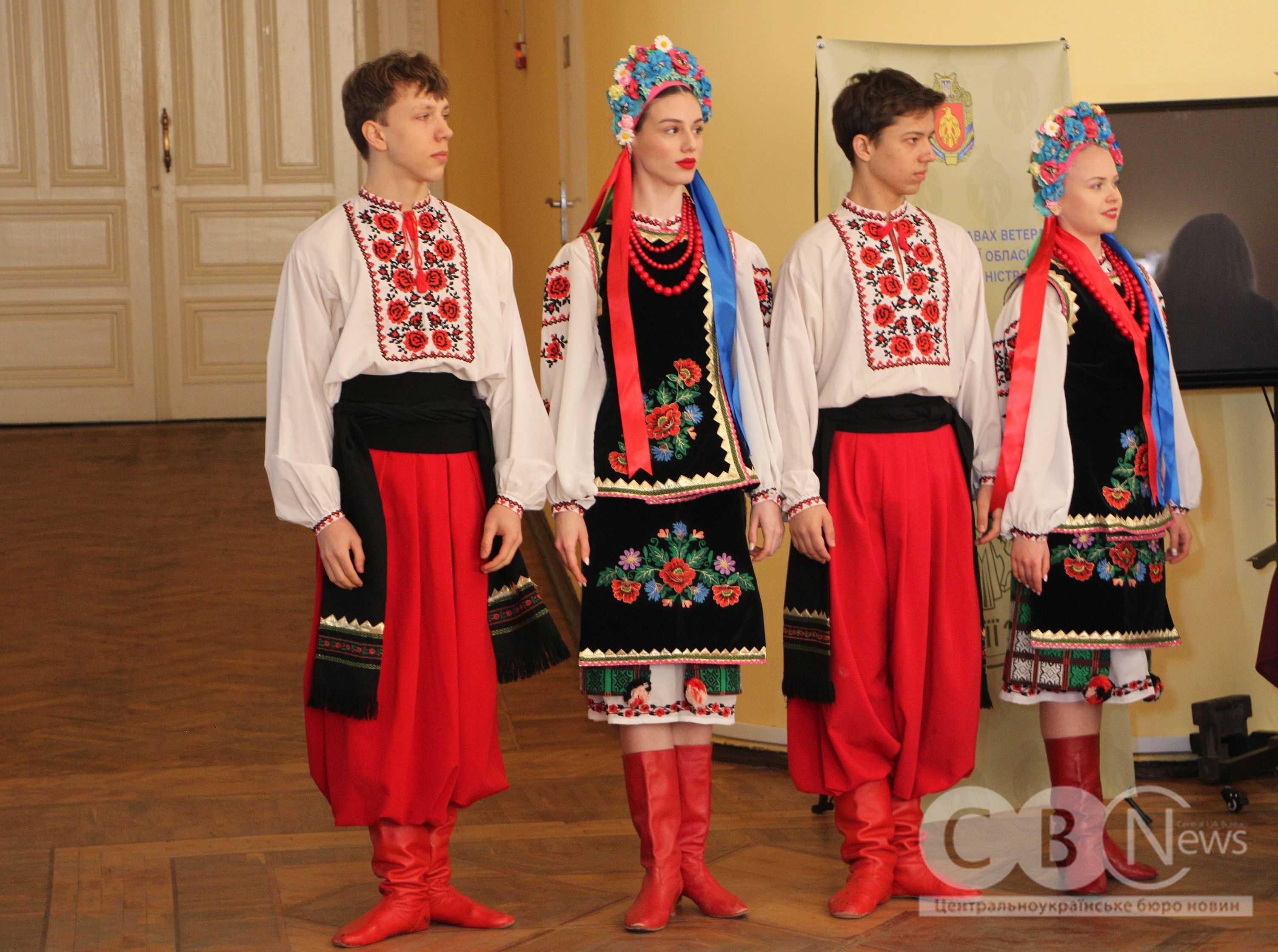 Двоє хлопців та двоє дівчат чекають на початок церемонії нагородження 