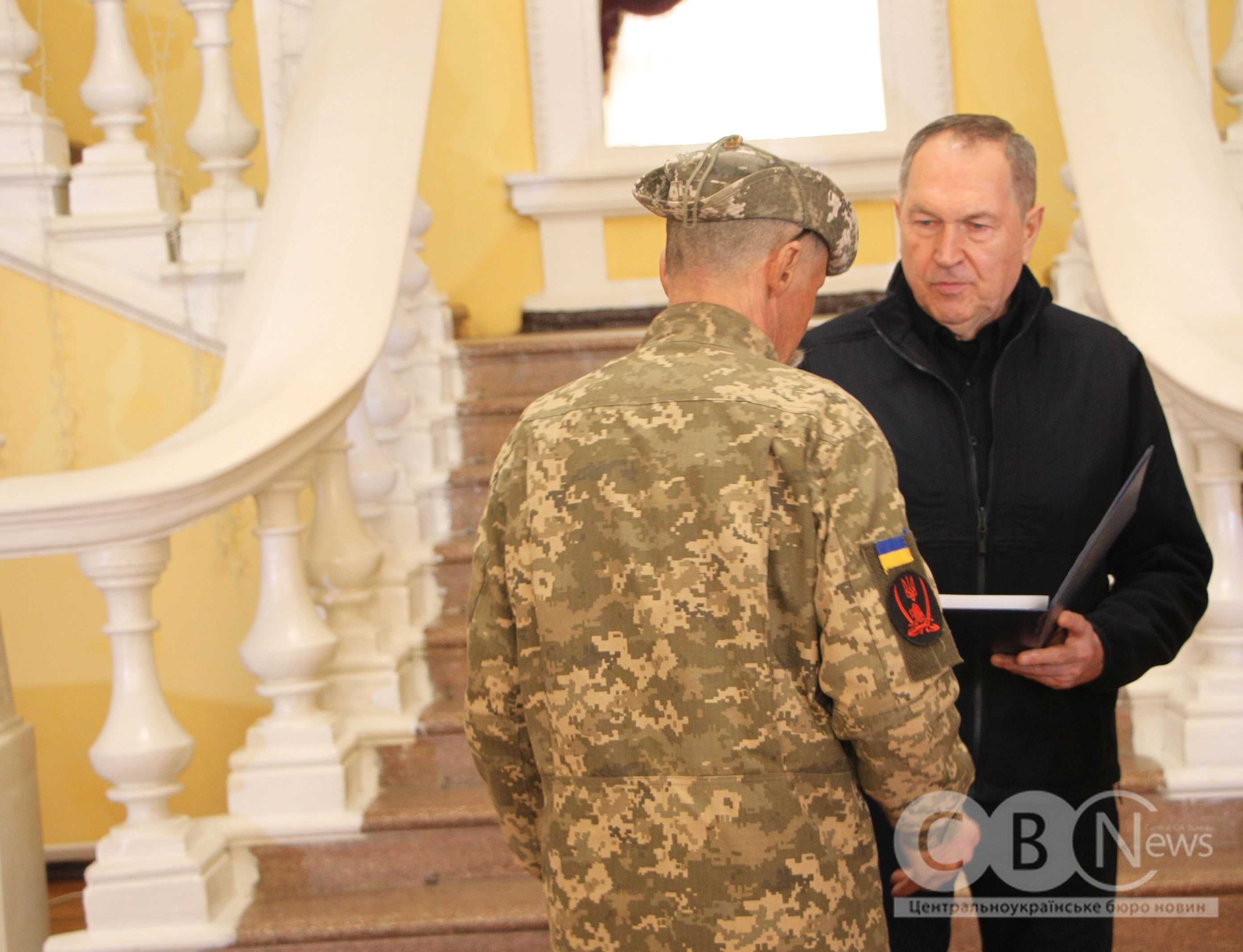 Андрій Райкович вручає нагороду військовому