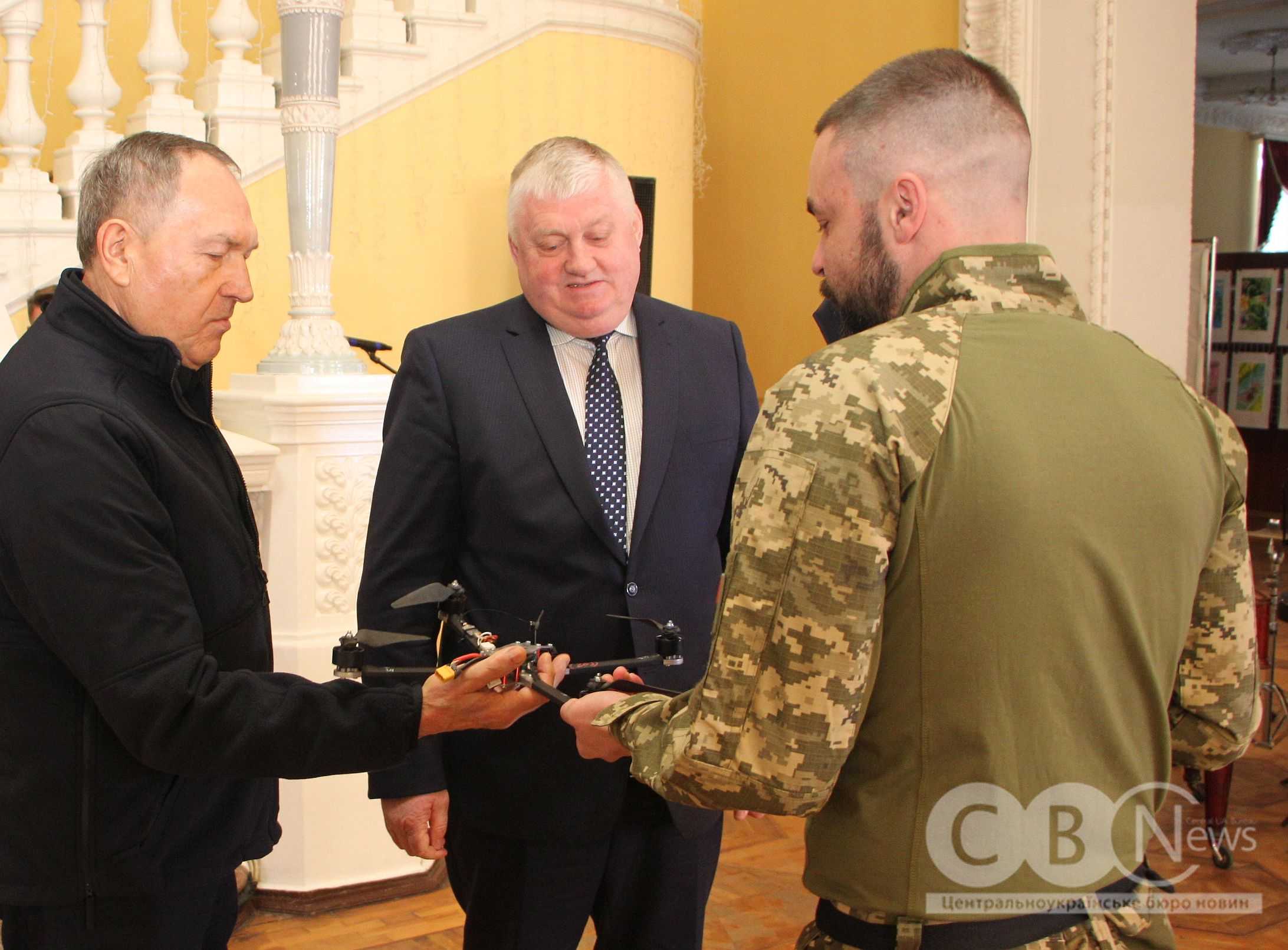 Андрій Райкович вручає дрон військовому