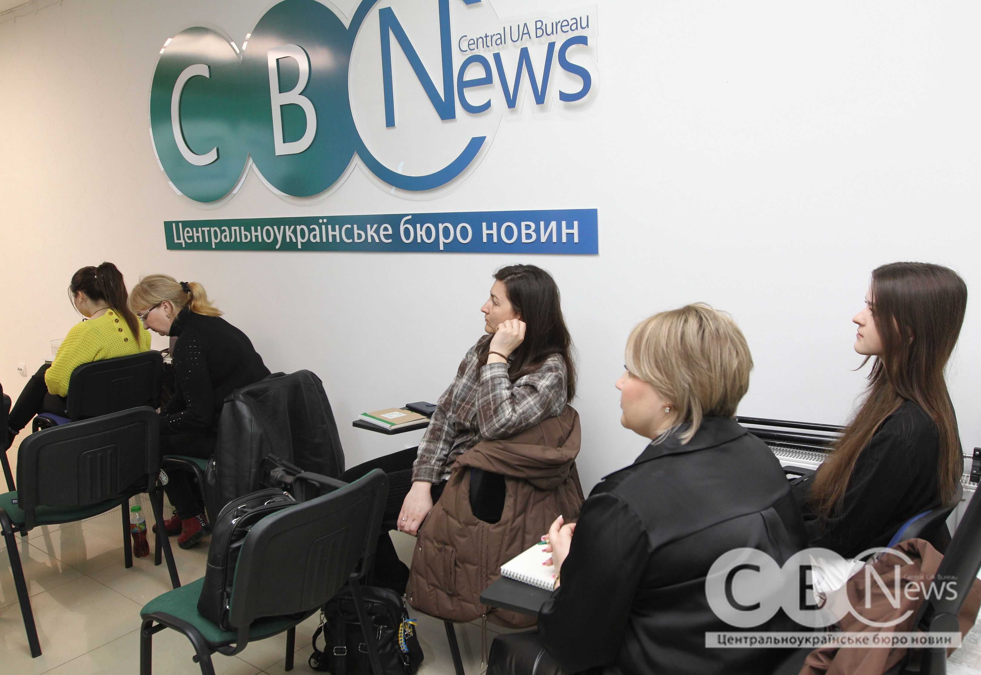 Глядачі пресконференції сидять у залі