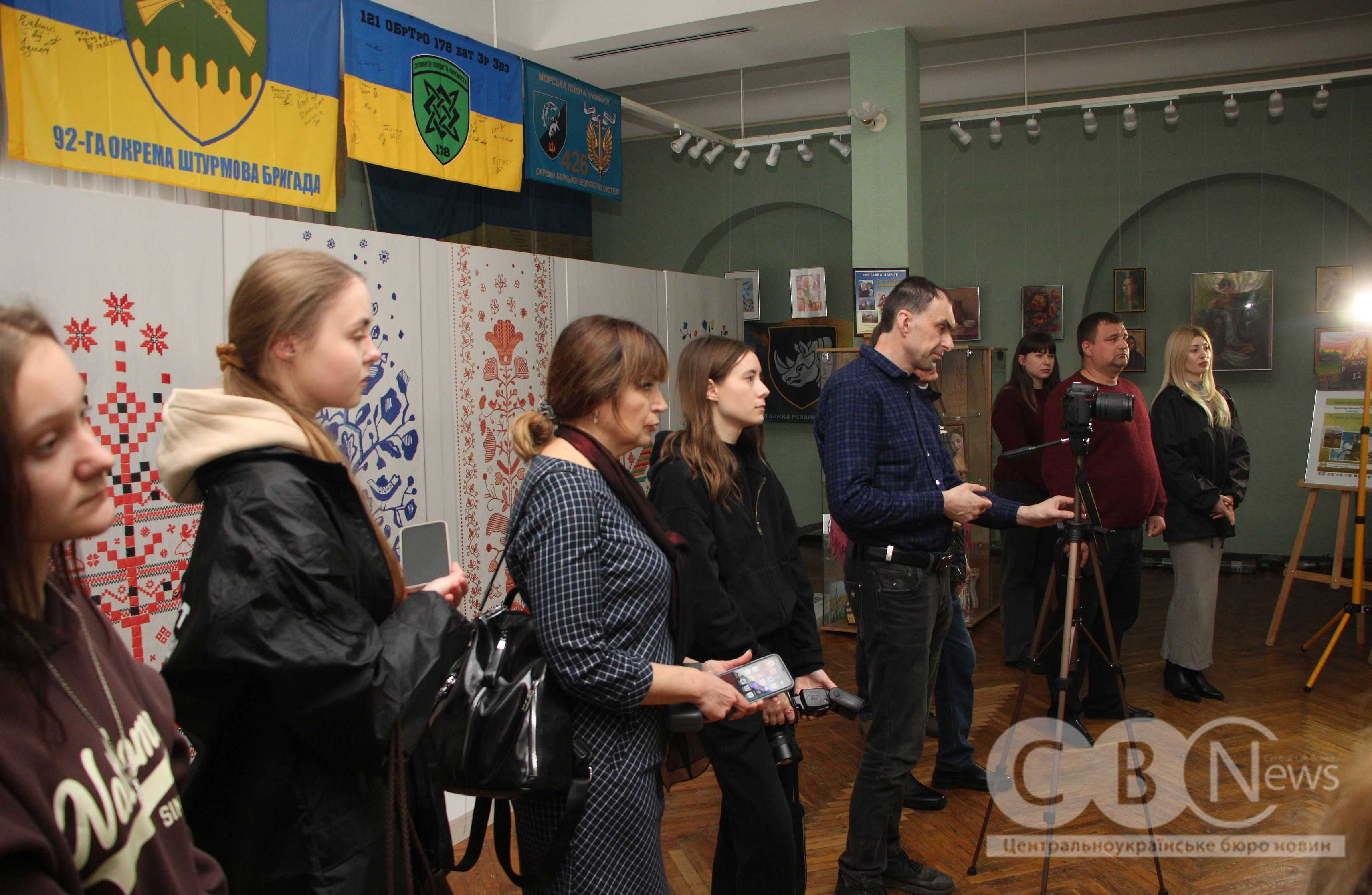 Відвідувачі виставки дивляться на роботи