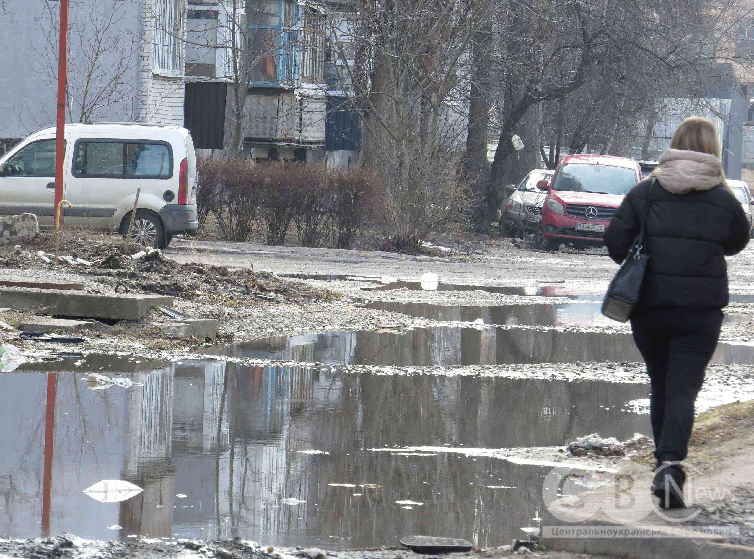 Двір будинку в Кропивницькому, на вулиці Івана Похитонова, 4, вже кілька місяців заливає нечистотами
