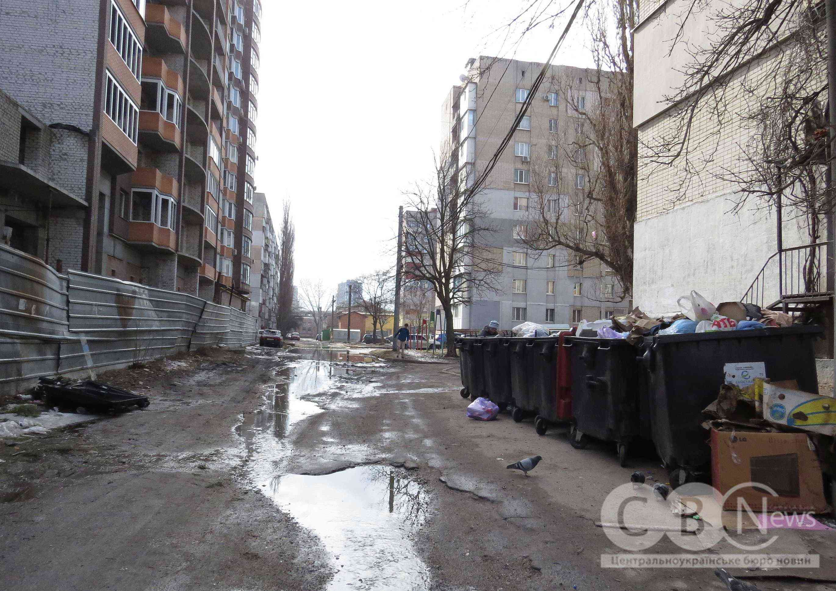 Двір будинку в Кропивницькому, на вулиці Івана Похитонова, 4, вже кілька місяців заливає нечистотами