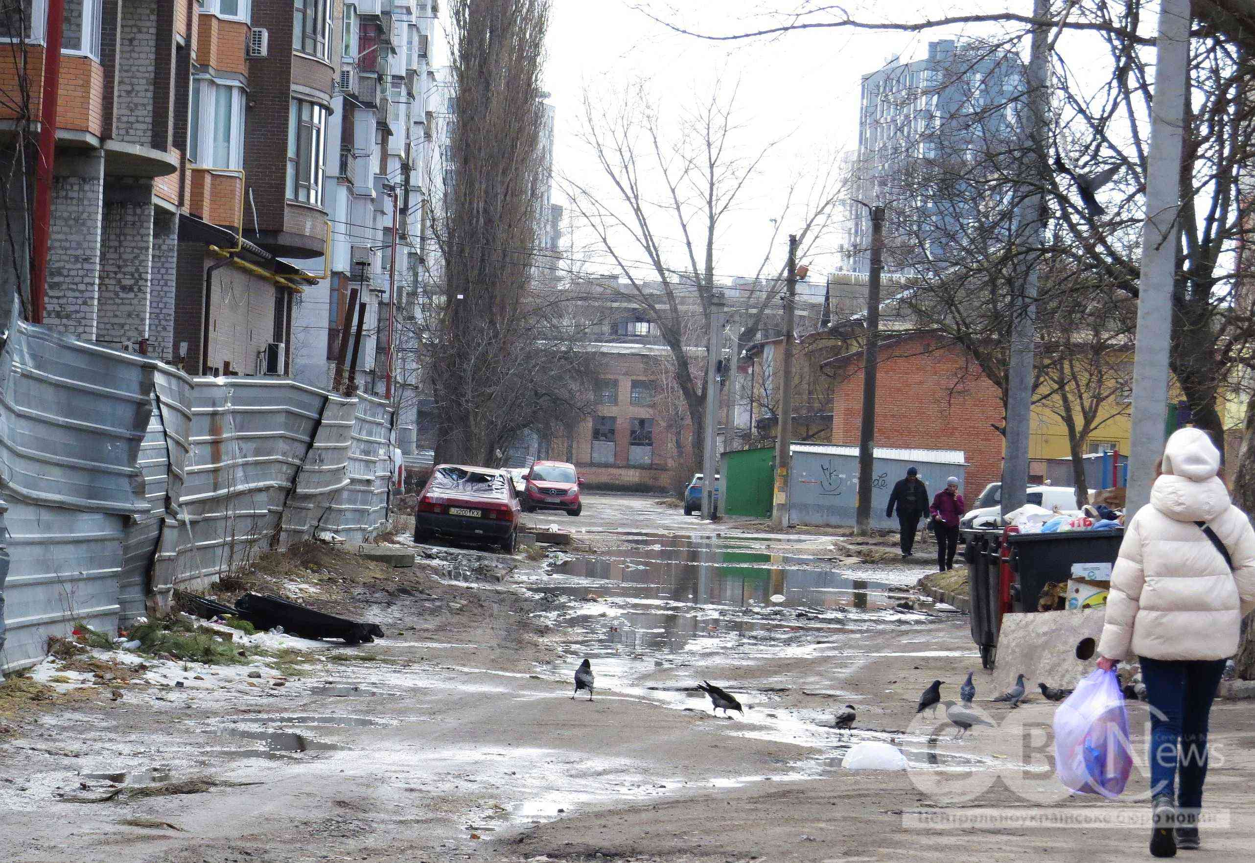 Двір будинку в Кропивницькому, на вулиці Івана Похитонова, 4, вже кілька місяців заливає нечистотами