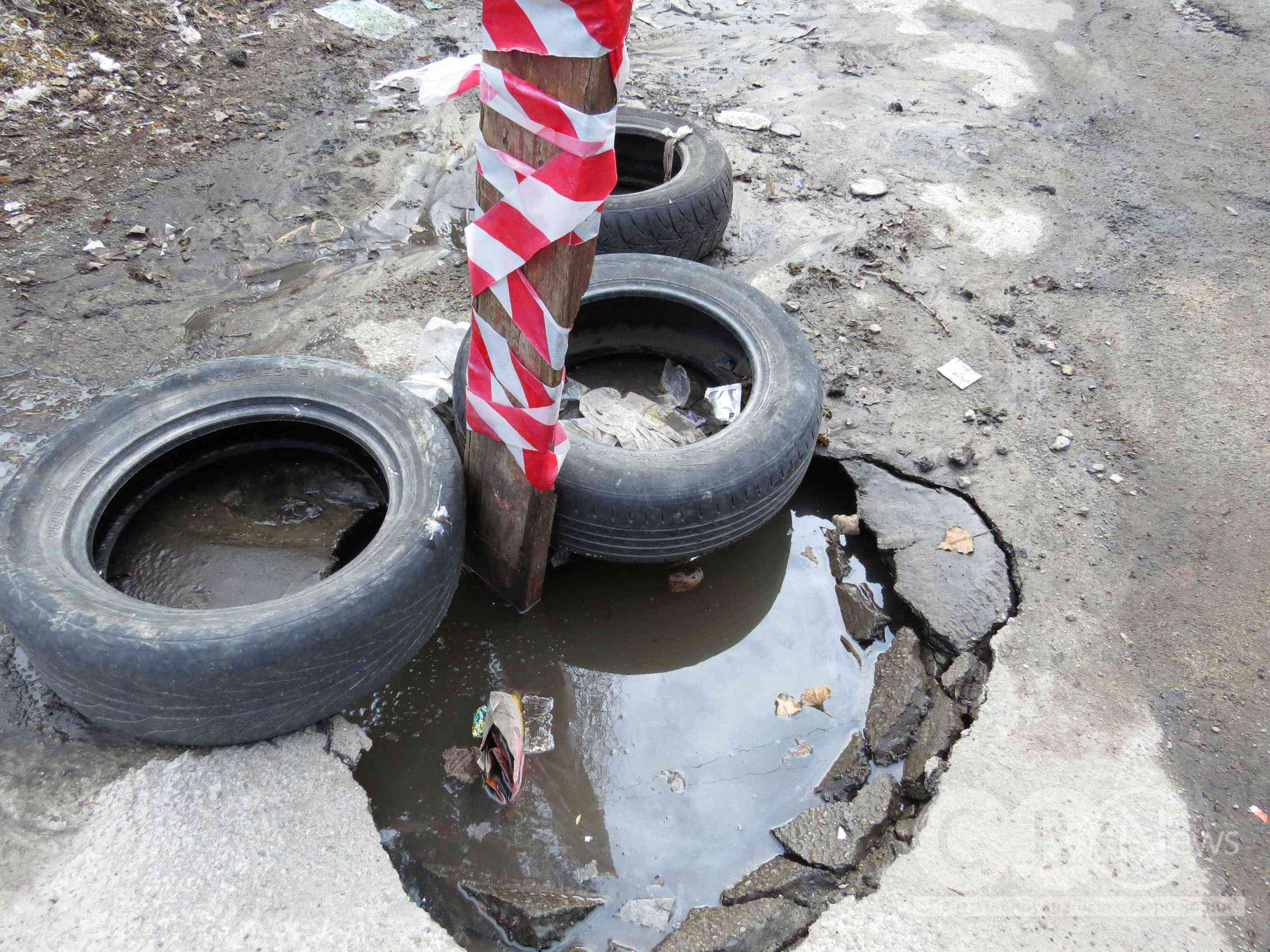 Двір будинку в Кропивницькому, на вулиці Івана Похитонова, 4, вже кілька місяців заливає нечистотами