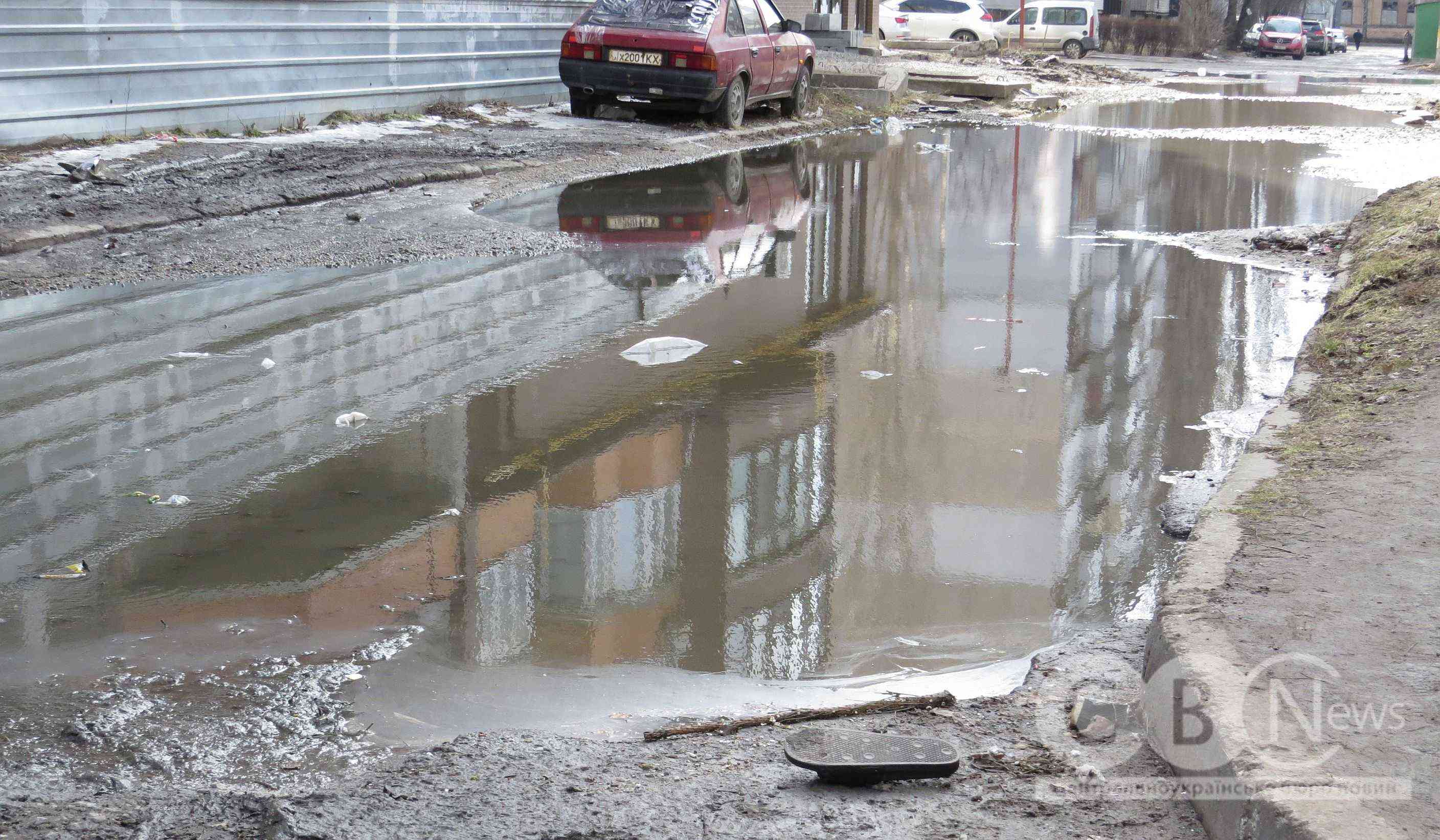 Двір будинку в Кропивницькому, на вулиці Івана Похитонова, 4, вже кілька місяців заливає нечистотами