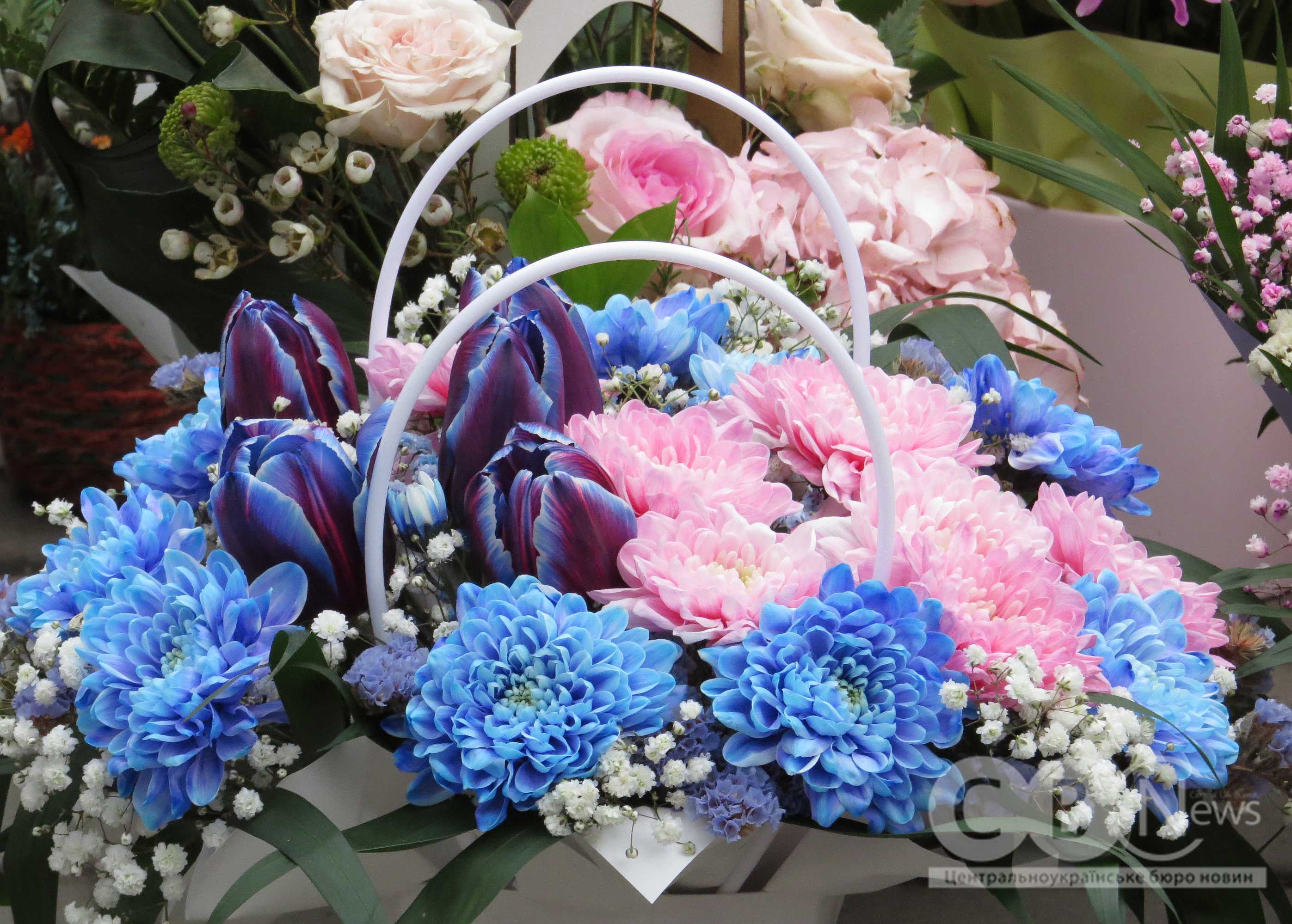 Композицію квітів продають у середмісті Кропивницького