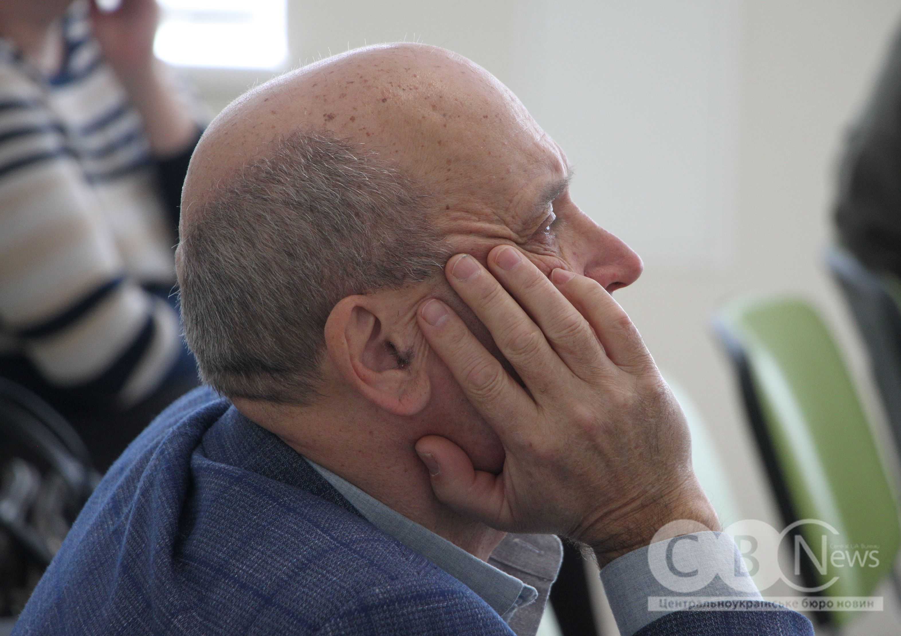 Чоловік слухає доповідь Віктора Ляшка