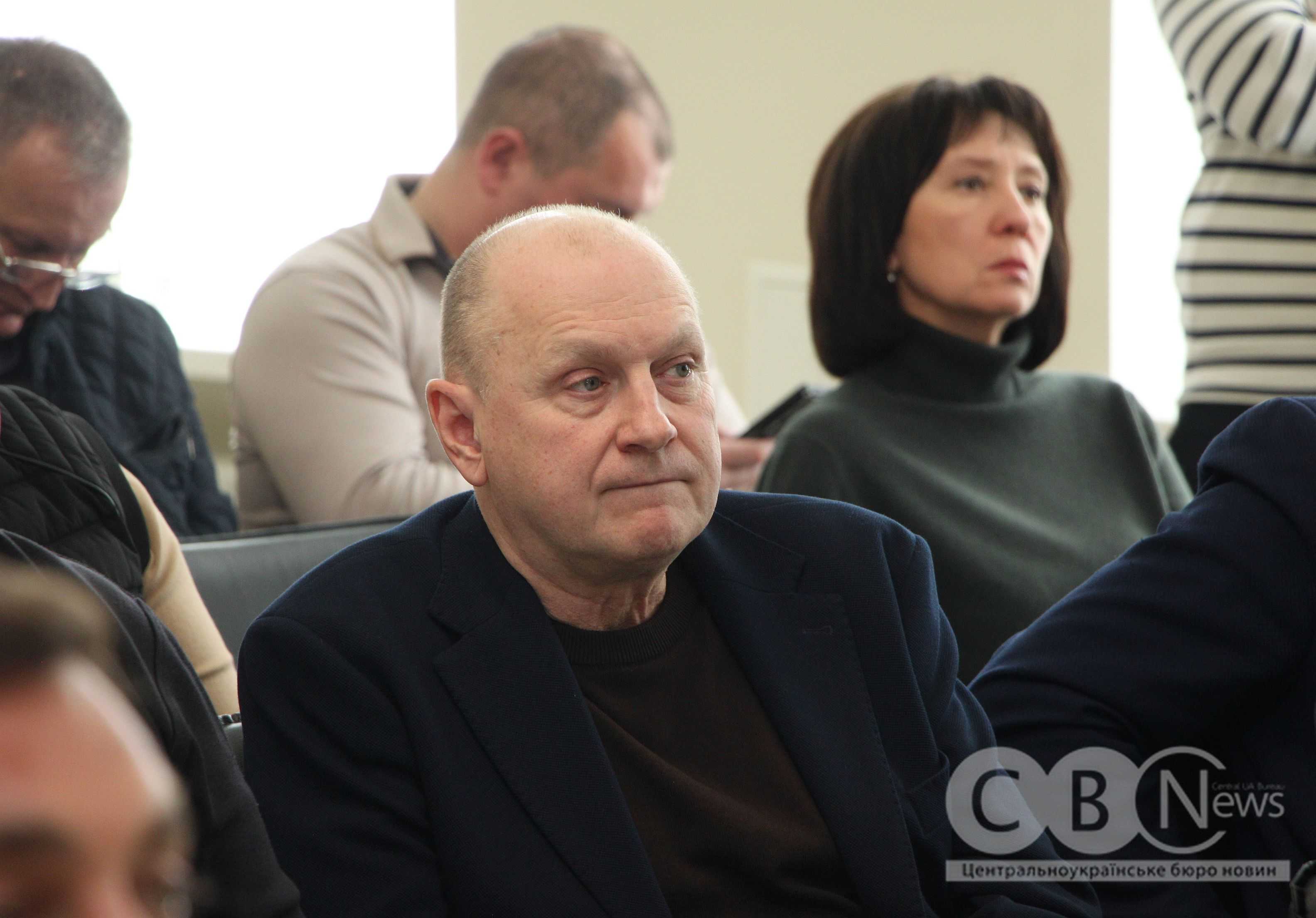 Чоловік слухає доповідь Віктора Ляшка