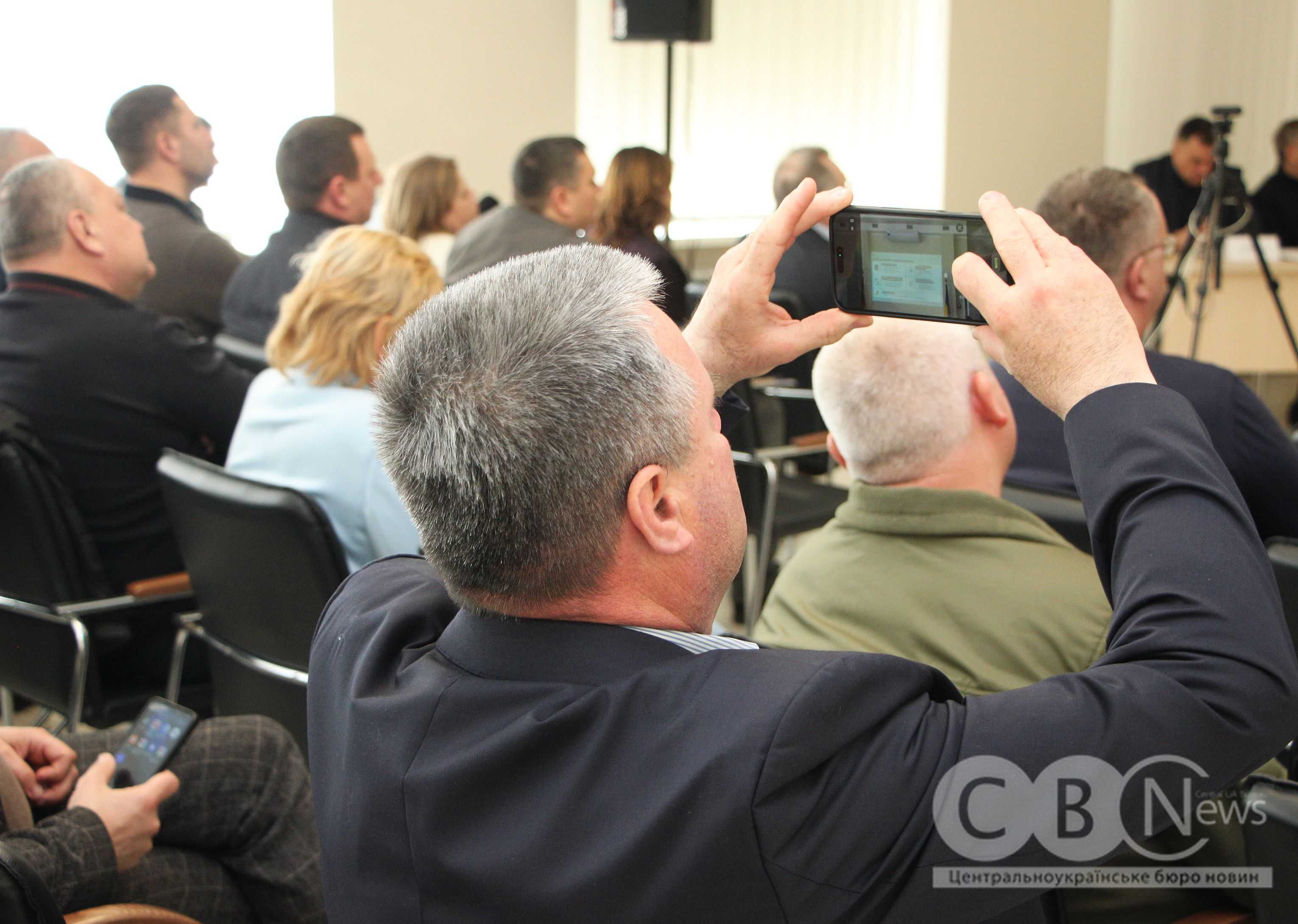 Чоловік знімає на телефон зустріч з Віктором Ляшком