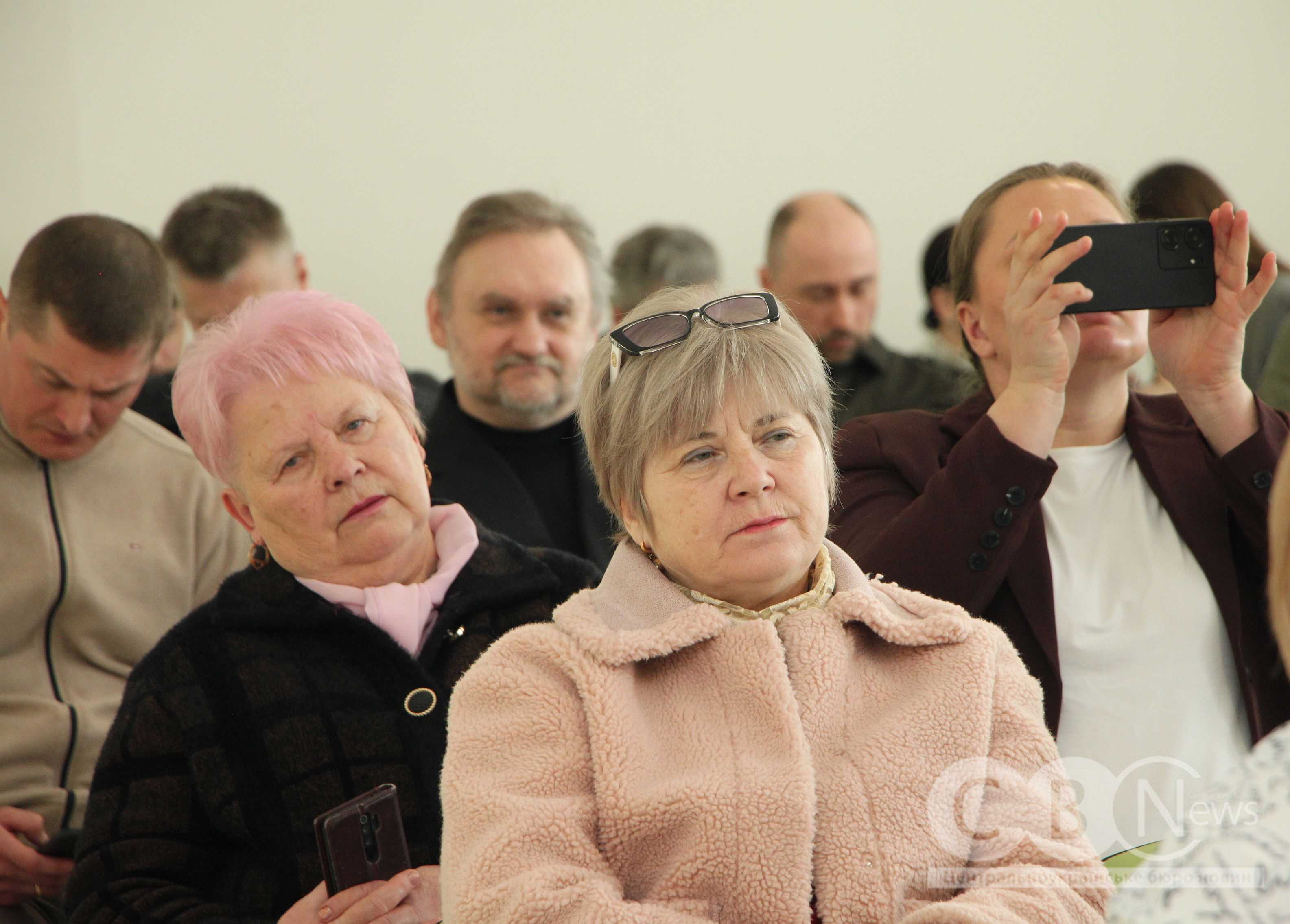 Жінки слухають доповідь Віктора Ляшка