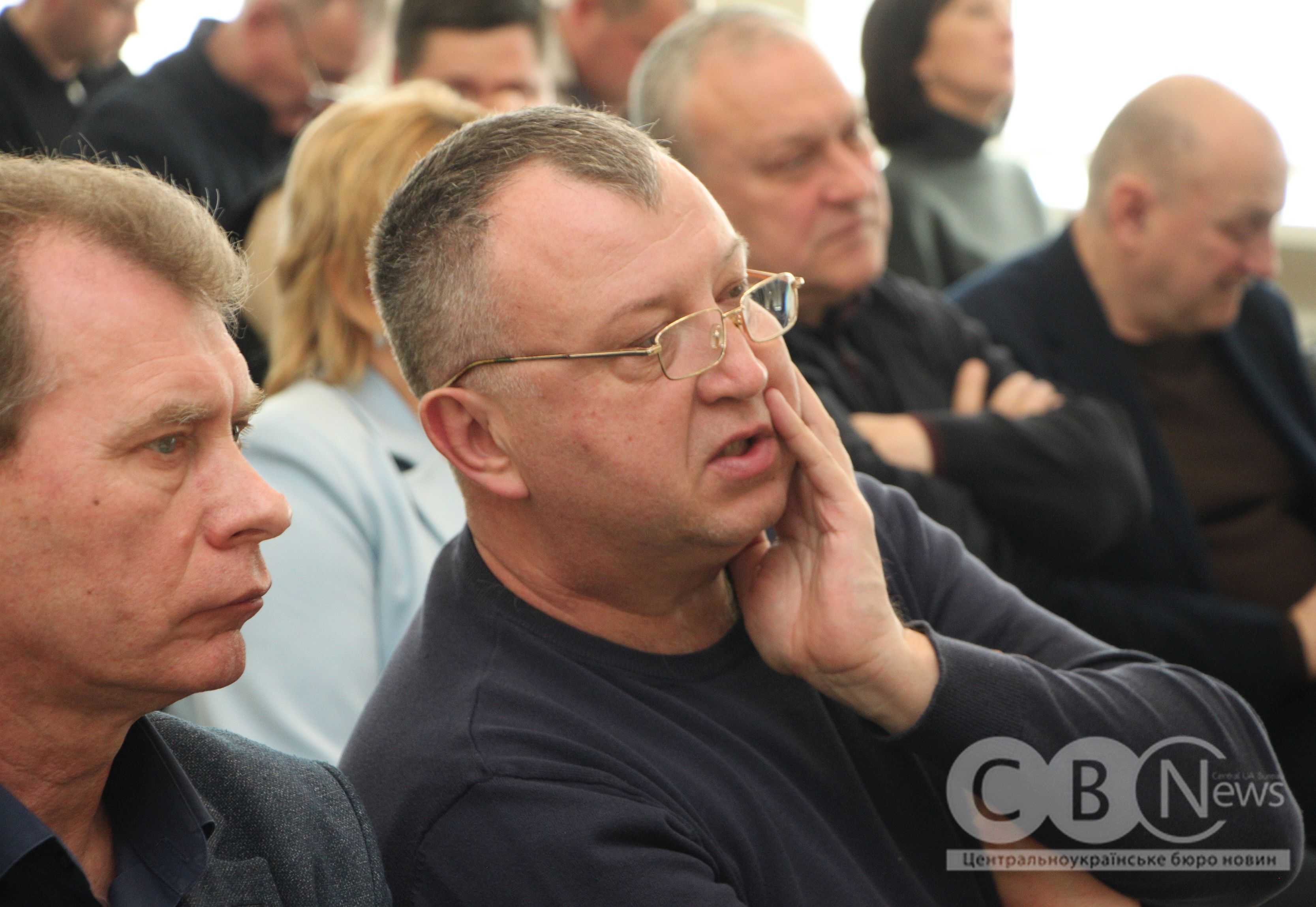 Чоловік слухає доповідь Віктора Ляшка