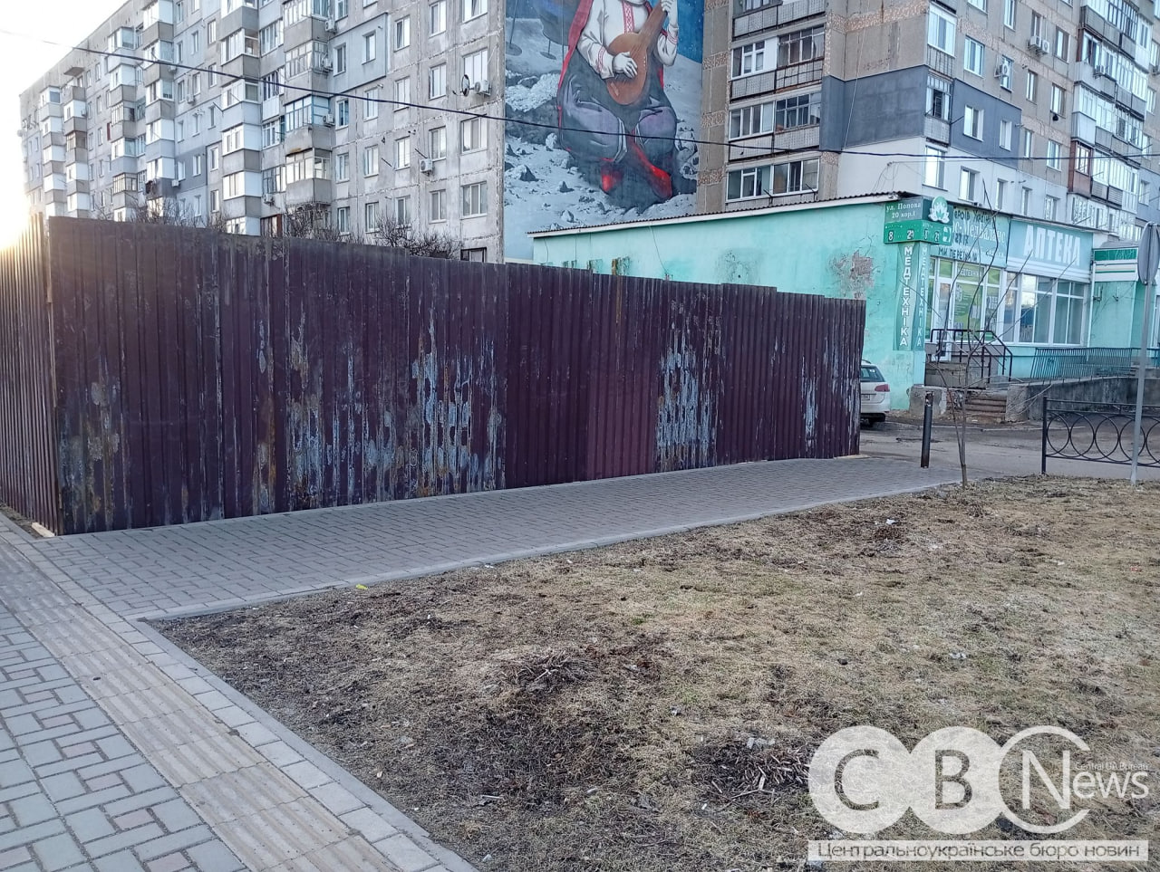 Огороджена ділянка навколо будівництва МАФів