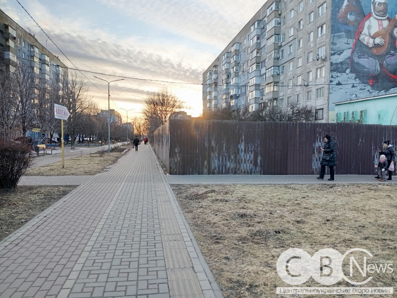 Огороджена ділянка навколо будівництва МАФів