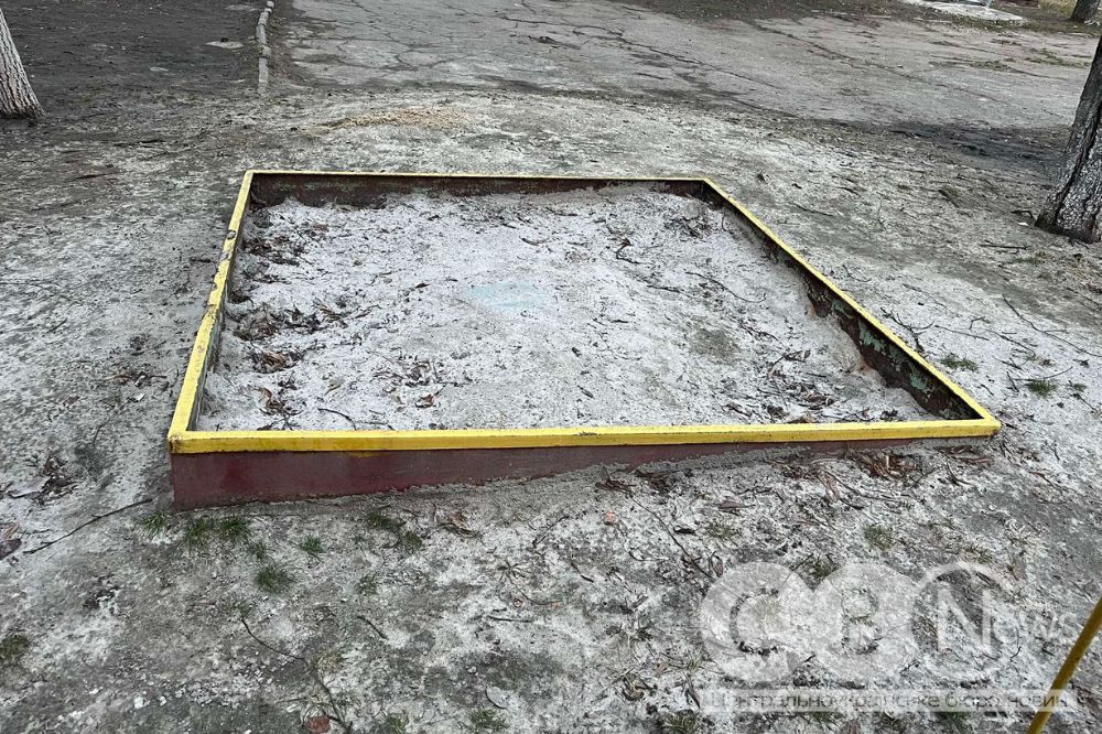Занедбана пісочниця у дворі Кропивницького