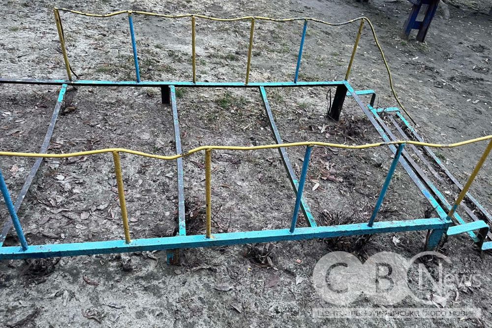 Аварійна конструкція на дитячому майданчику