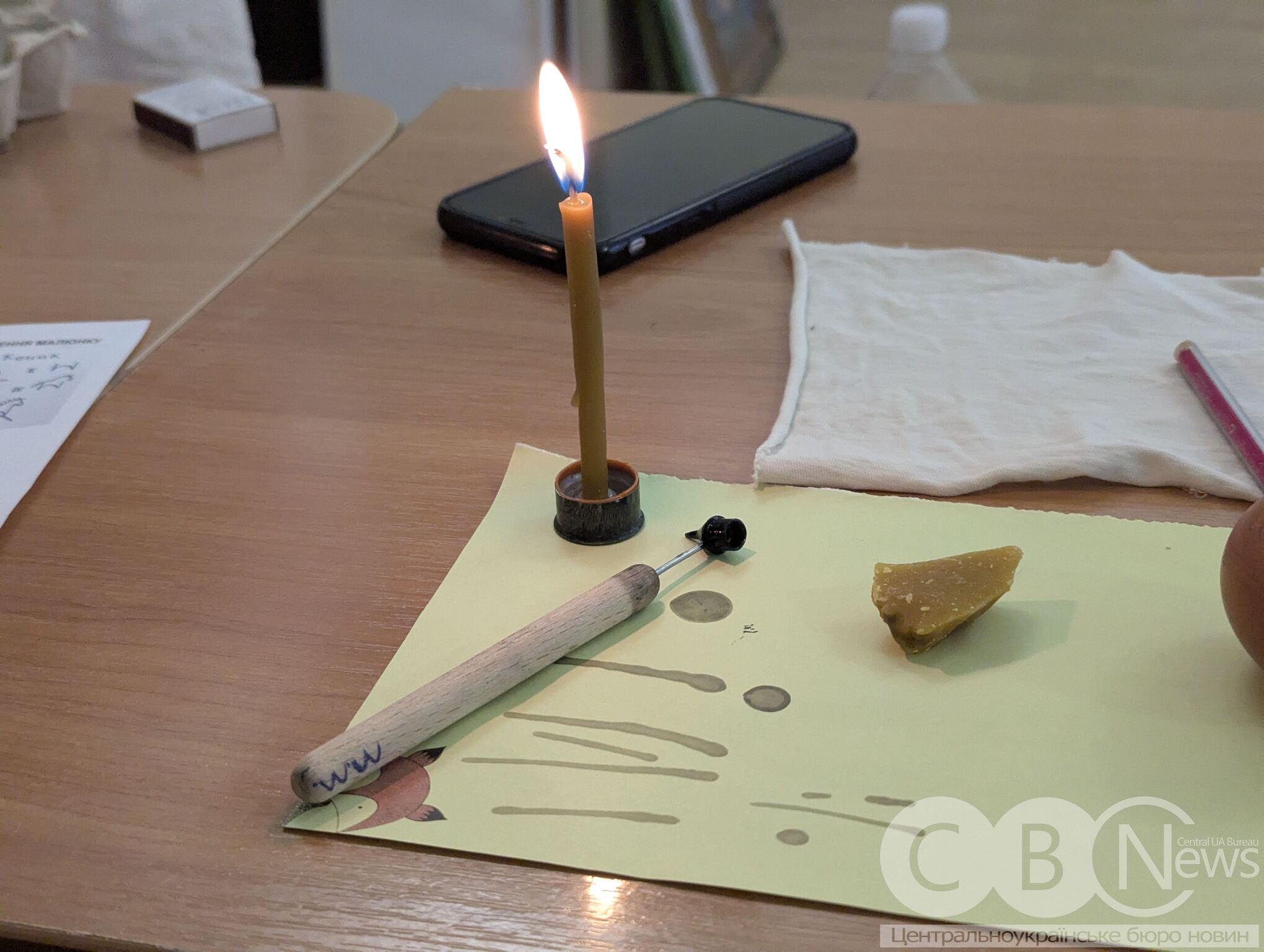 Писачок, свічка та віск