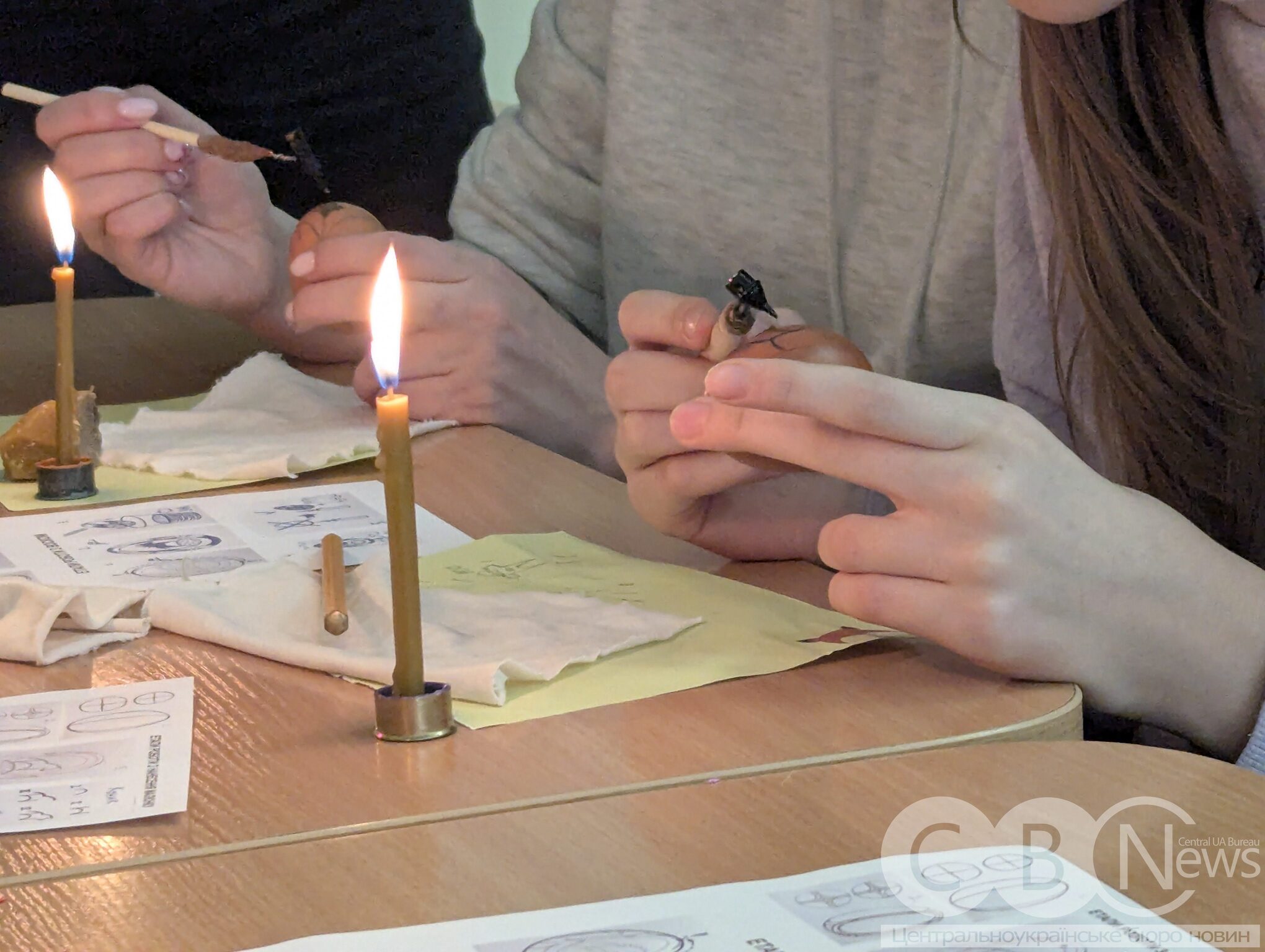 Писачком наносять віск на писанку