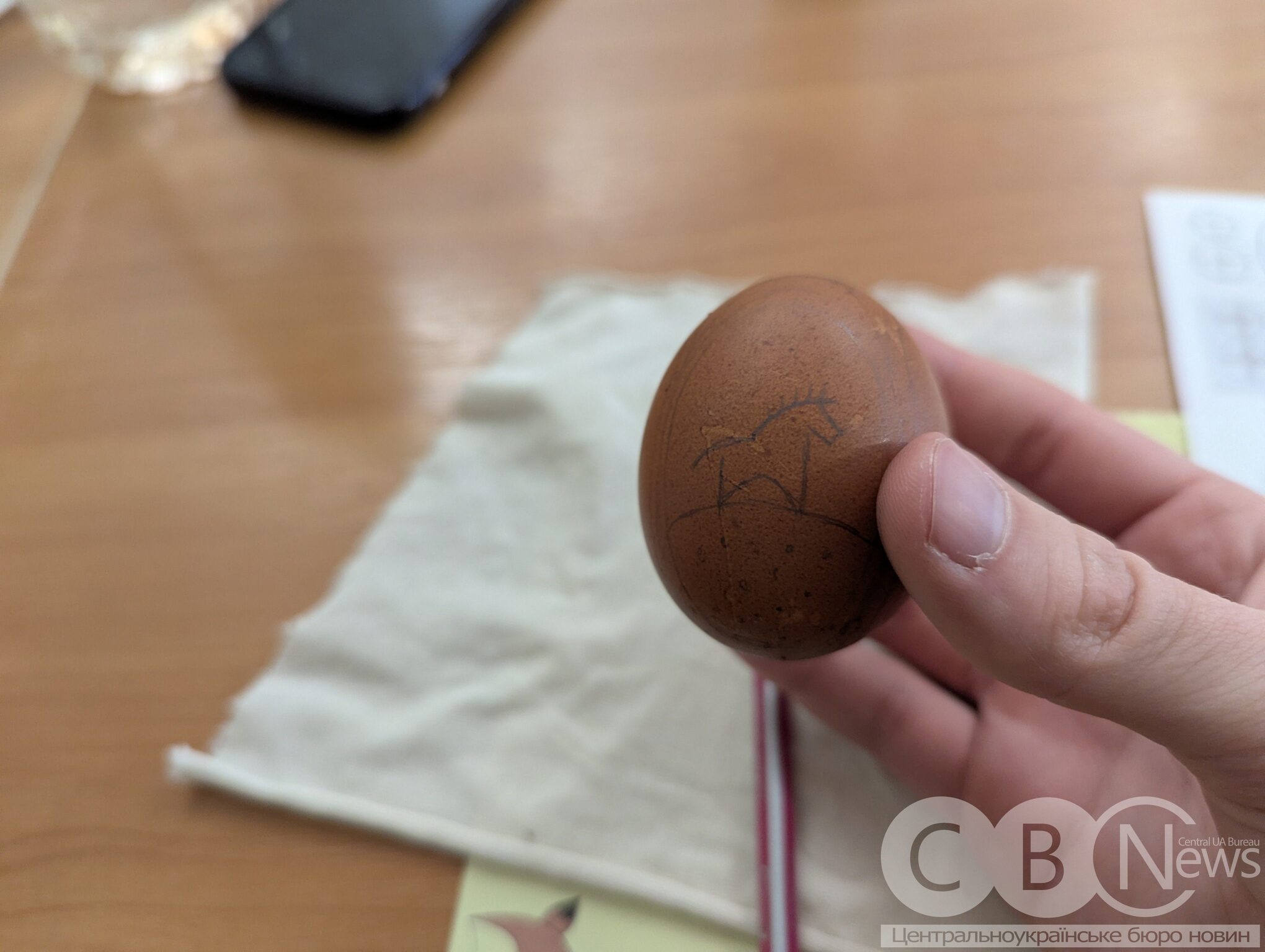 Яйце з нанесеним ескізом "коника"