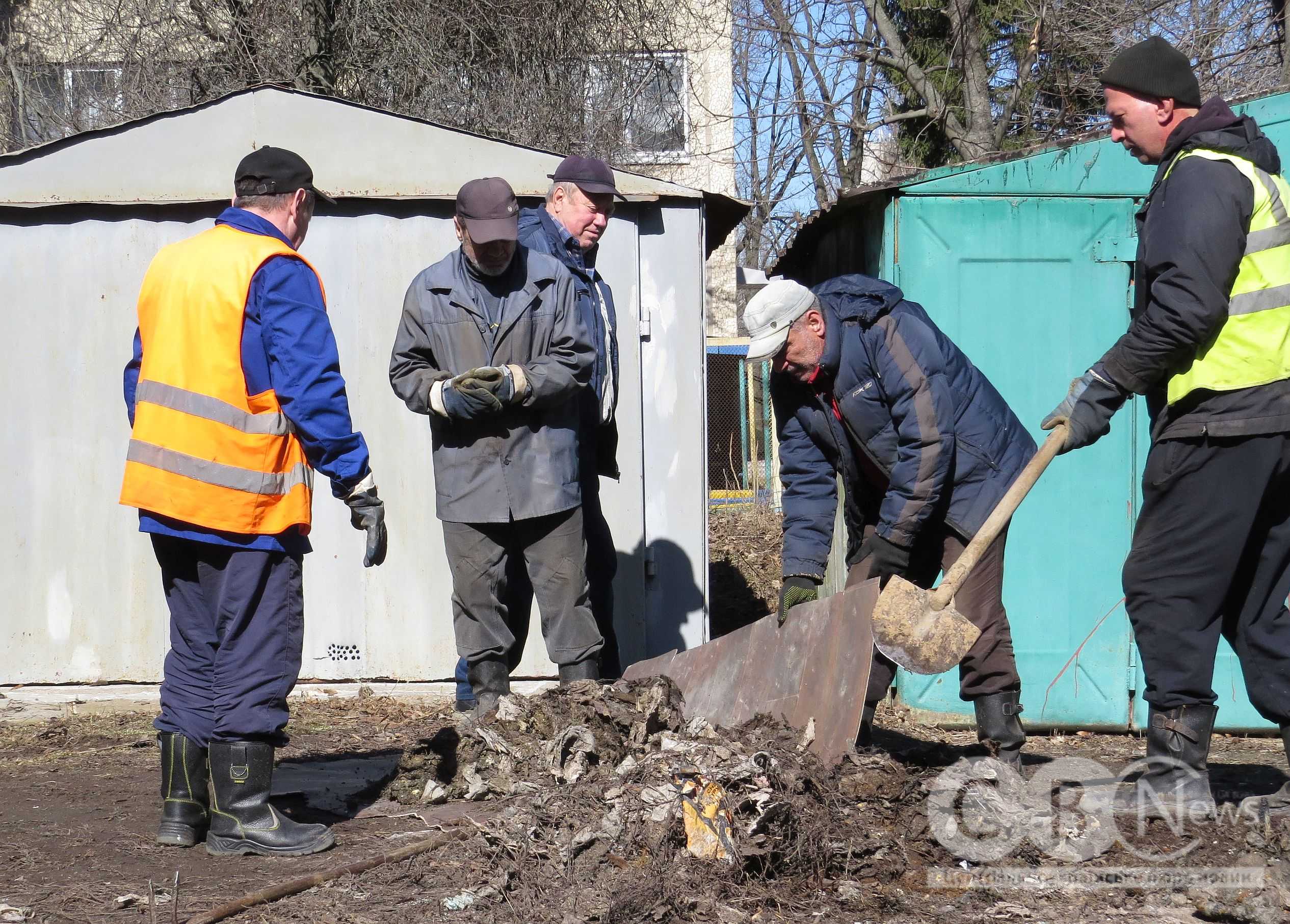 Працівники ОКВП "Дніпро-Кіровоград" чистять каналізацію по вулиці Героїв України в Кропивницькому