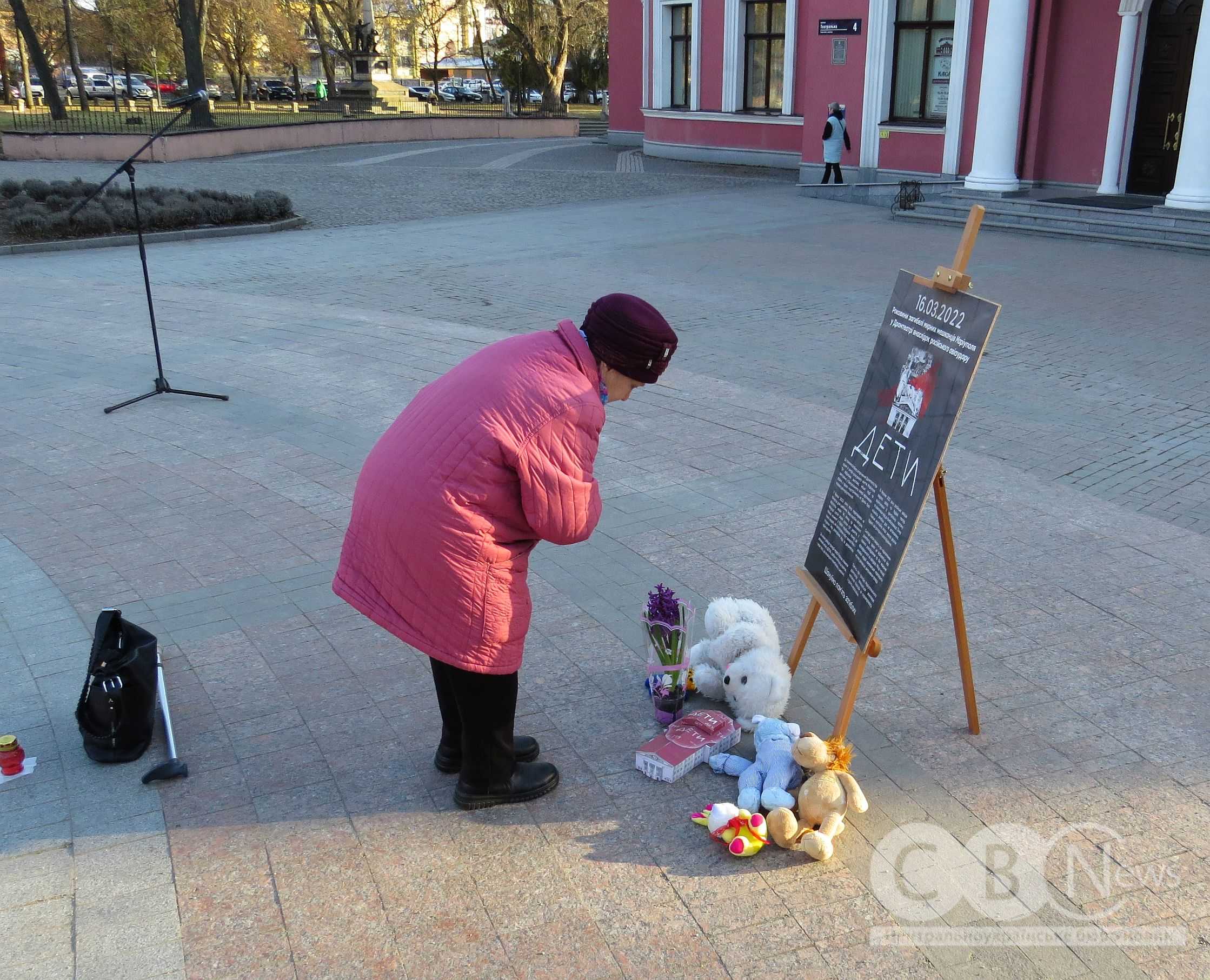 Жінка вшанує пам'ять загиблих у Маріупольському театрі