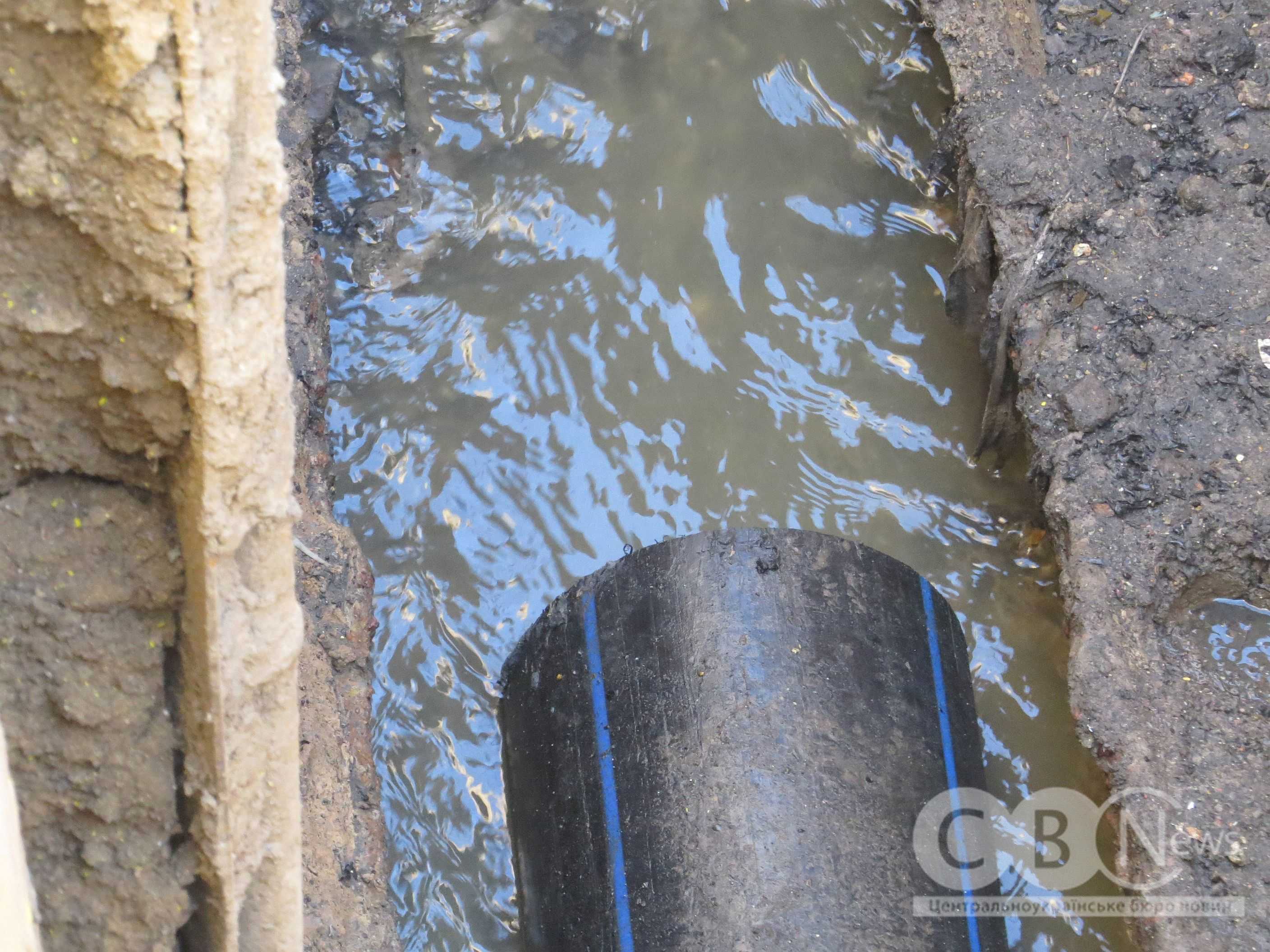 Стічні води витікають з каналізаційної труби в Кропивницькому