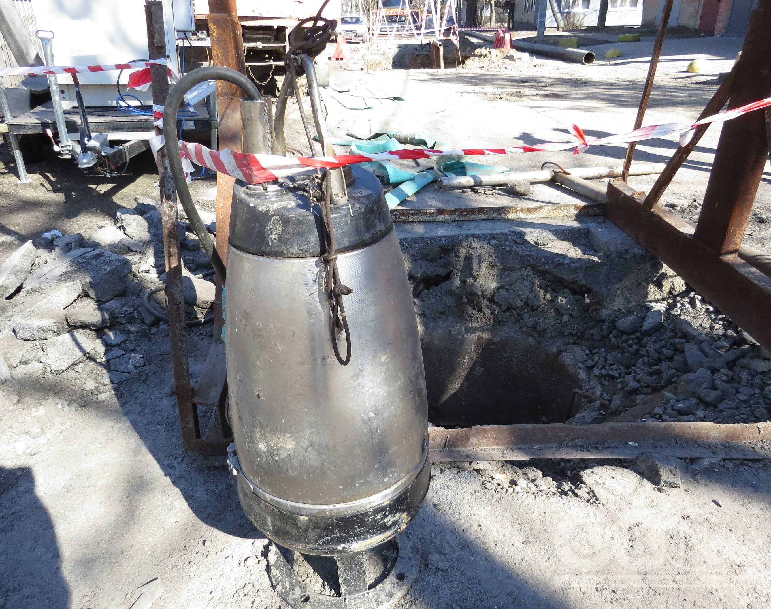 Насос, який перекачує стічні води з одного колектора в інший у Кропивницькому