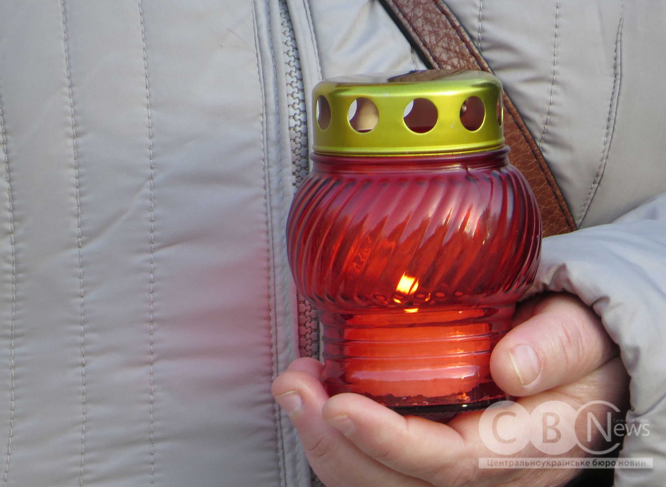 Лампадка зі свічкою в руках