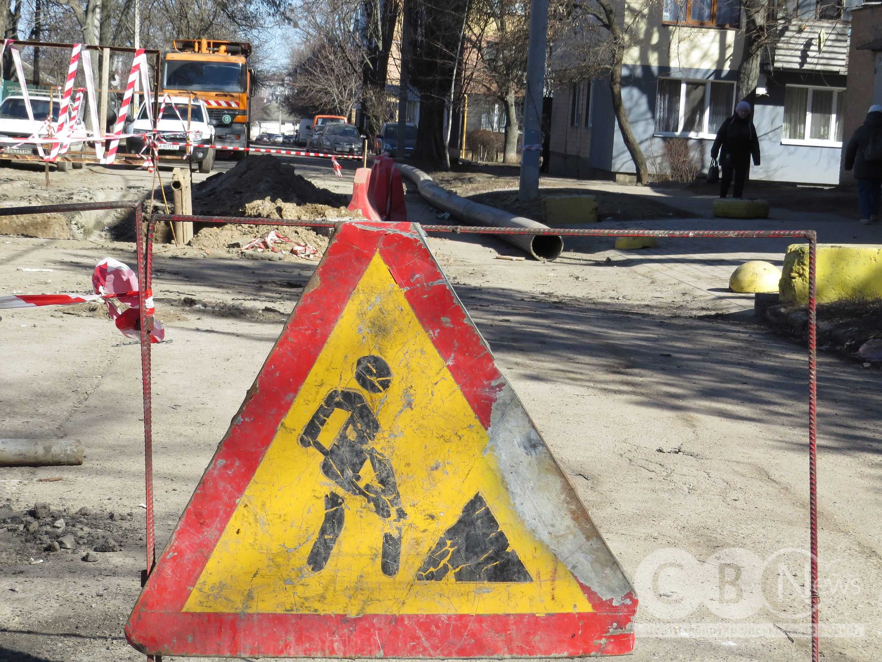 На ділянці, де замінюють каналізаційний колектор, перекрили рух транспорту в Кропивницькому
