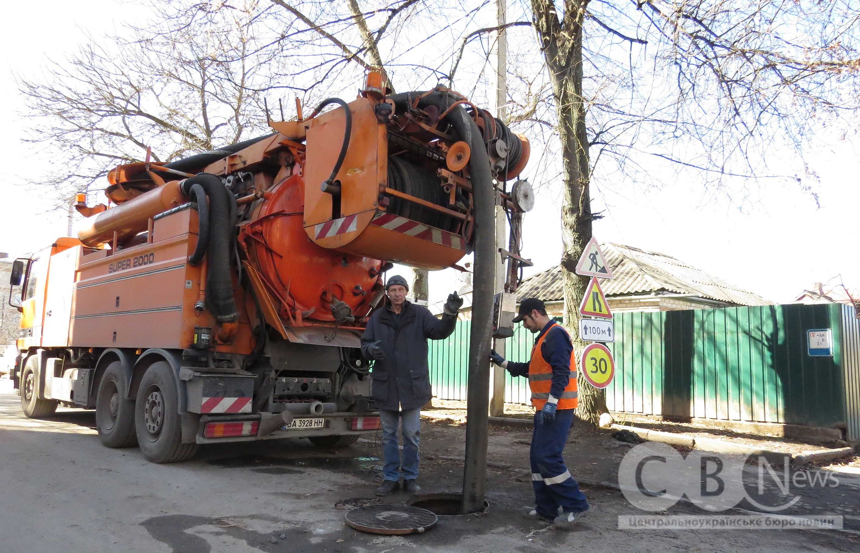 Фахівці за допомогою гідродинамічної машини вимивають каналізаційну трубу в Кропивницькому