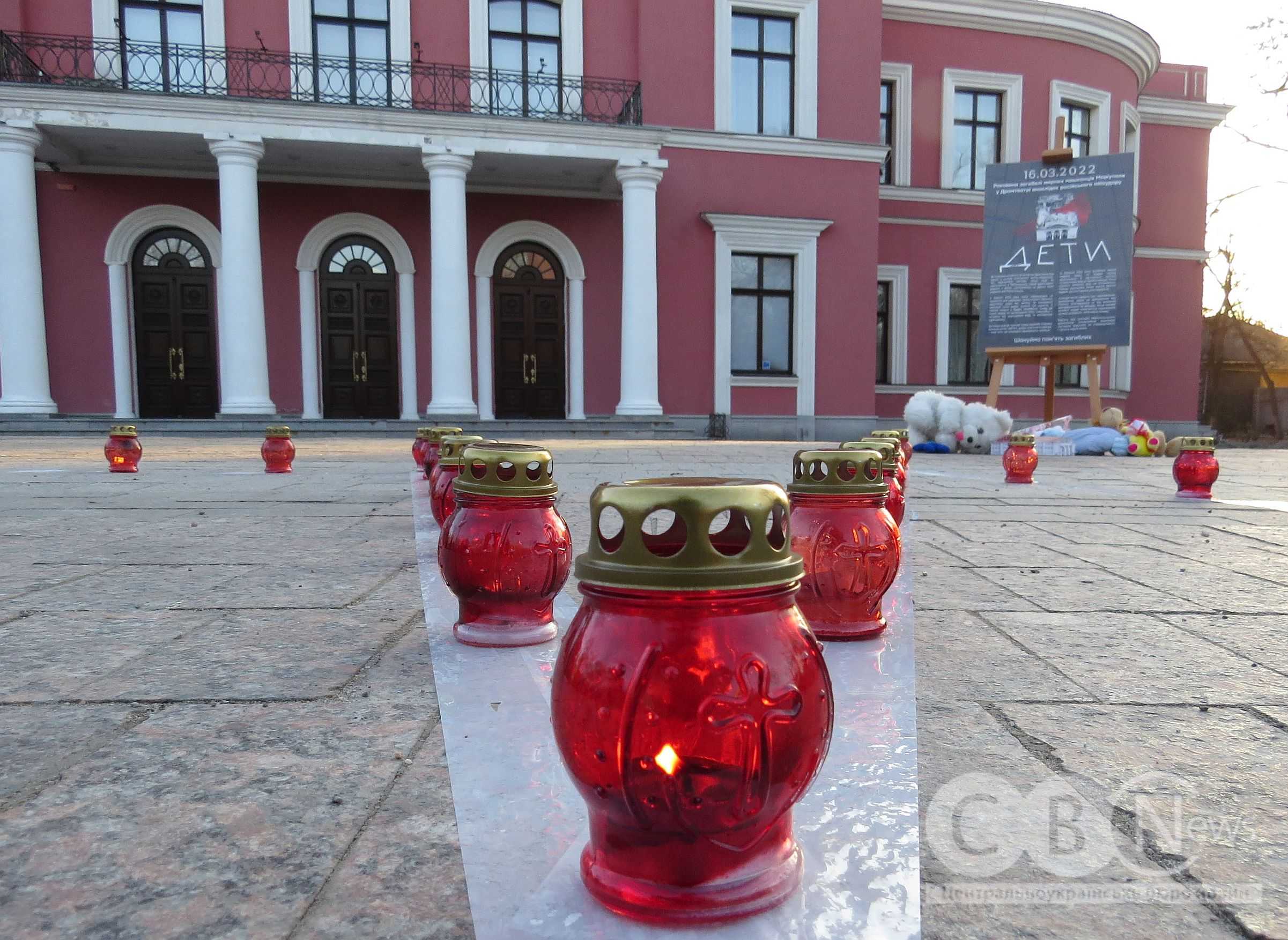 Виставлені свічки на акції вшанування пам'яті загиблих у маріупольському театрі