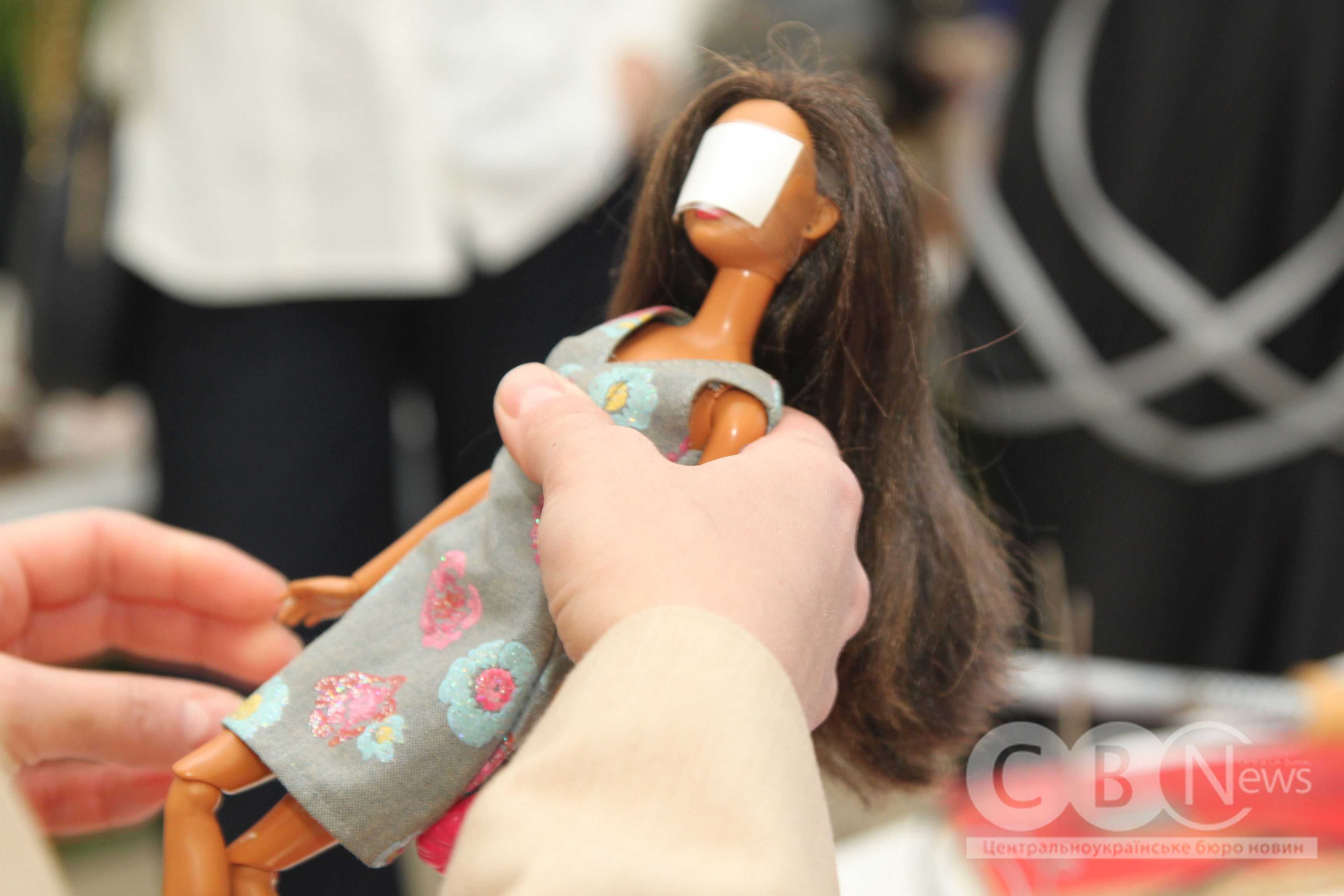 Лялька в руках у відвідувачки виставки Ірини Бровченко в Кропивницькому