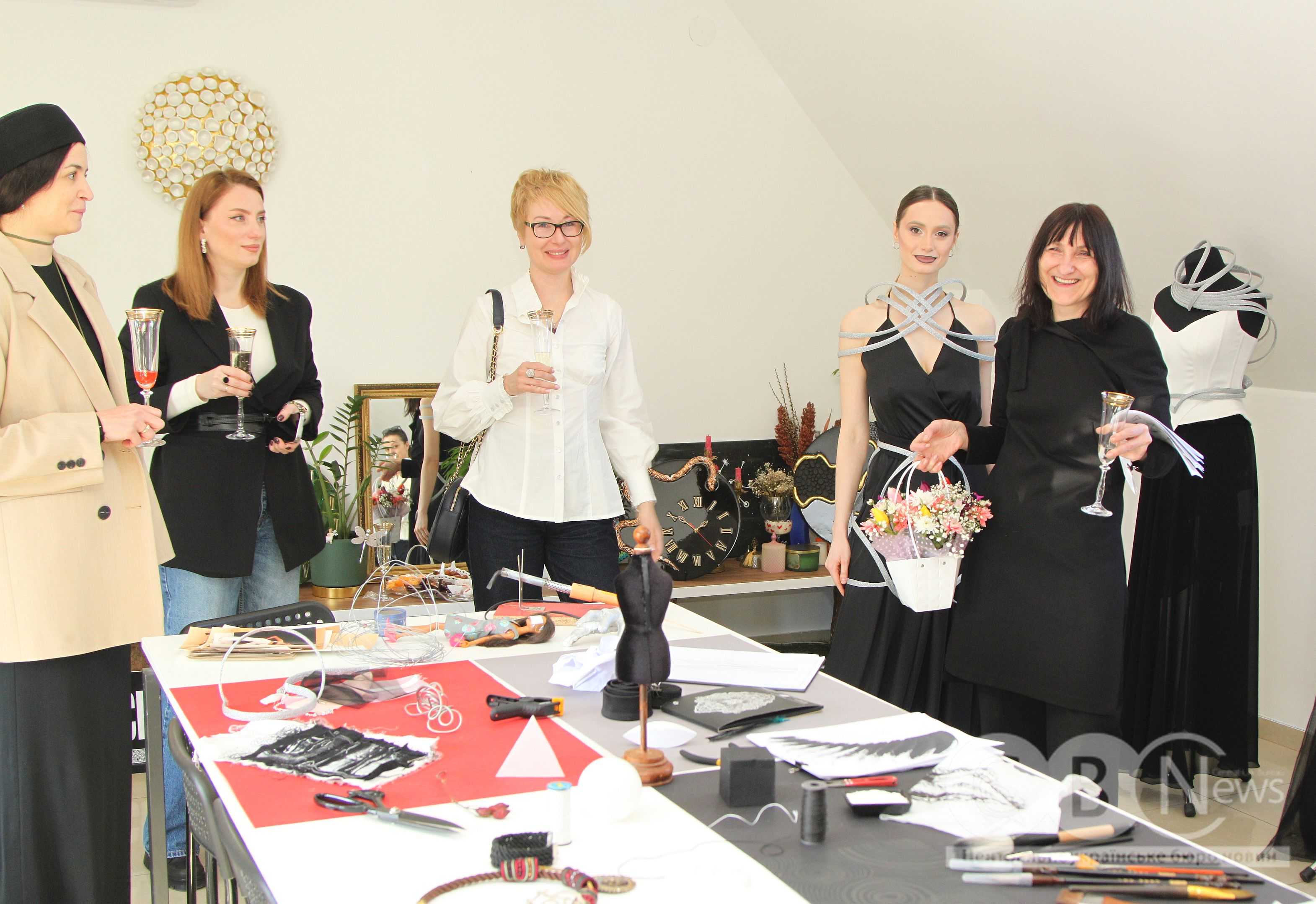 Жінки, які прийшли переглянути колекцію, стоять біля моделі та Ірини Бровченко в Кропивницькому