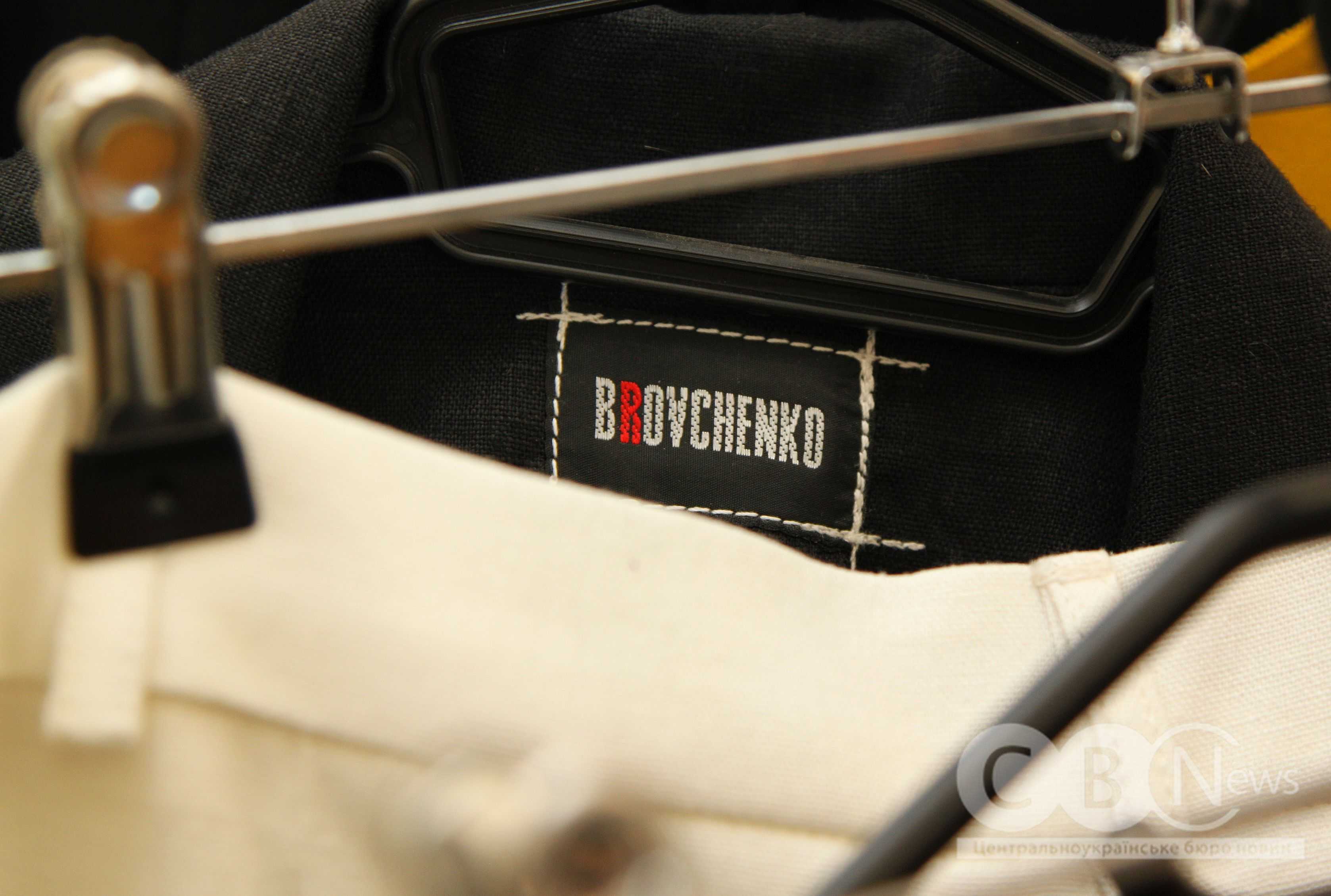 Бірка з прізвищем дизайнерки Ірини Бровченко на одязі в Кропивницькому
