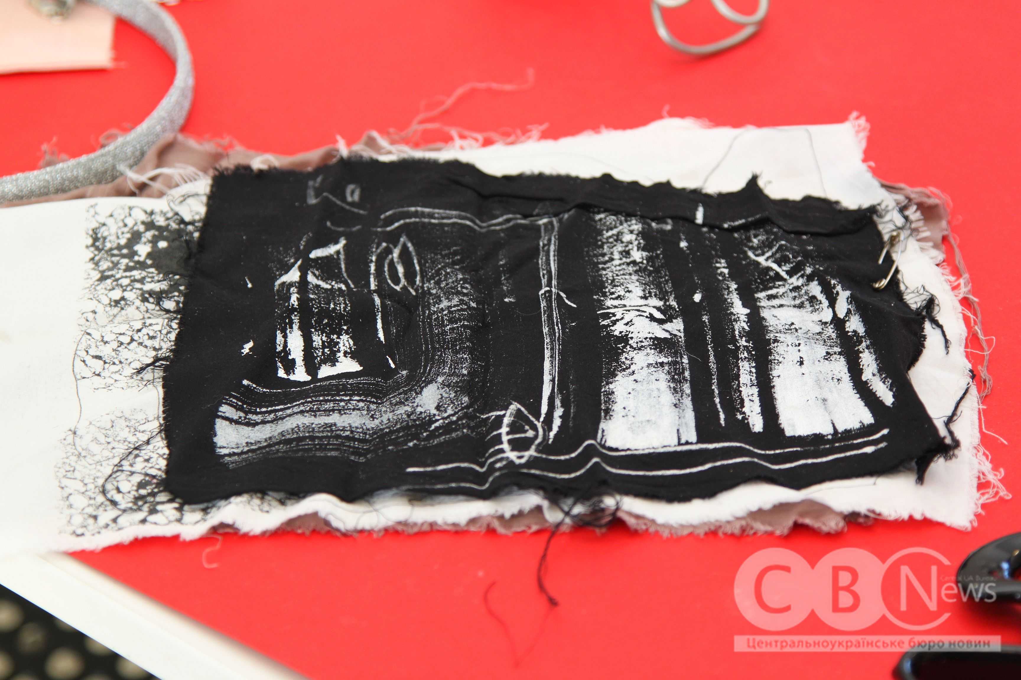 Клаптики тканини, яка використовувалася для створення образів з колекції Ірини Бровченко