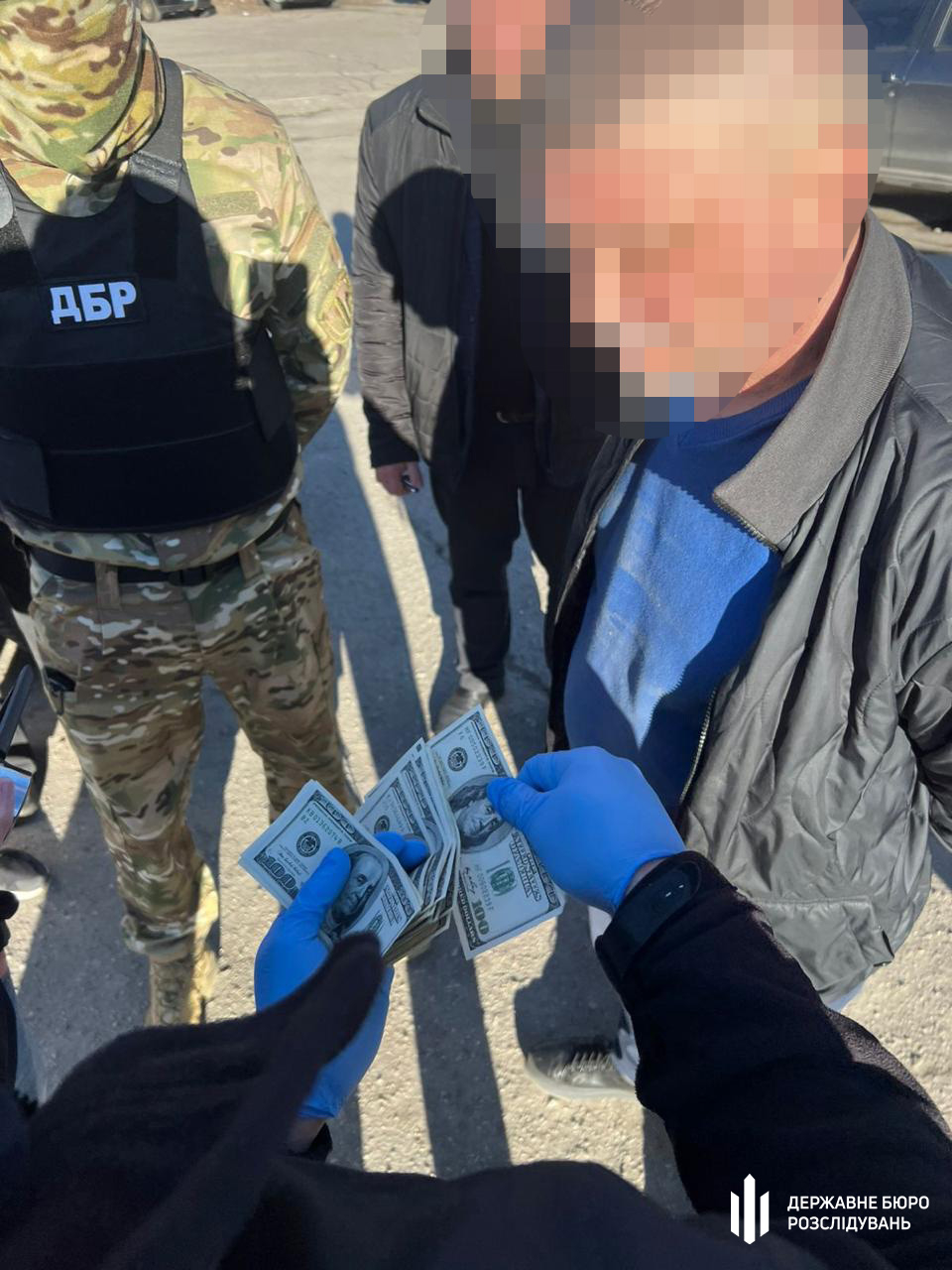 Чоловік перераховує кошти