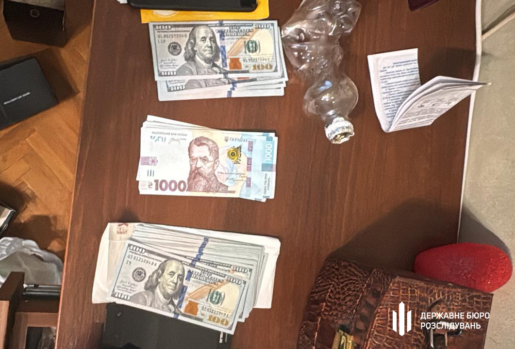 Гроші розклали на столі