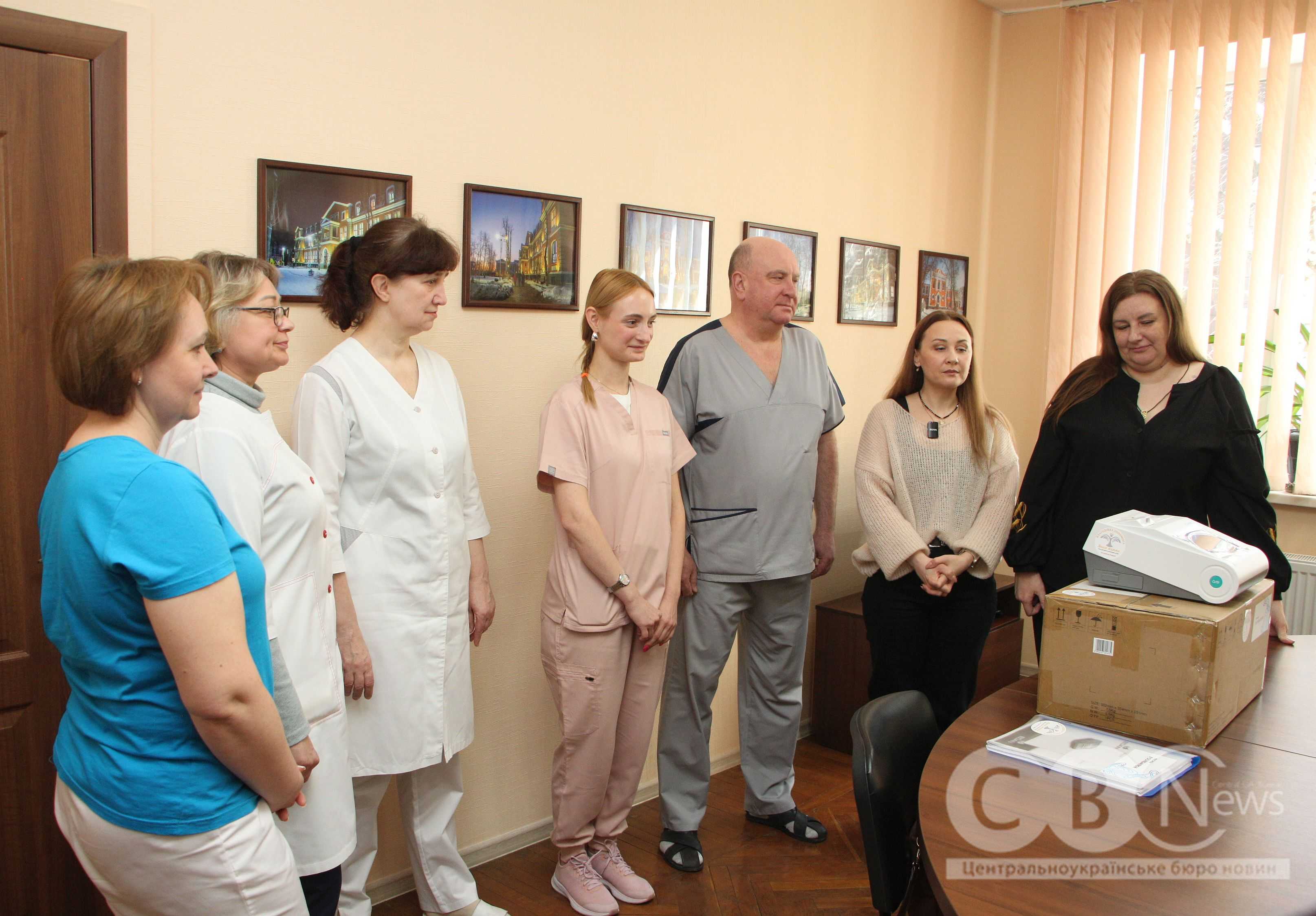 Медики дитячої обласної лікарні під час передачі обладнання