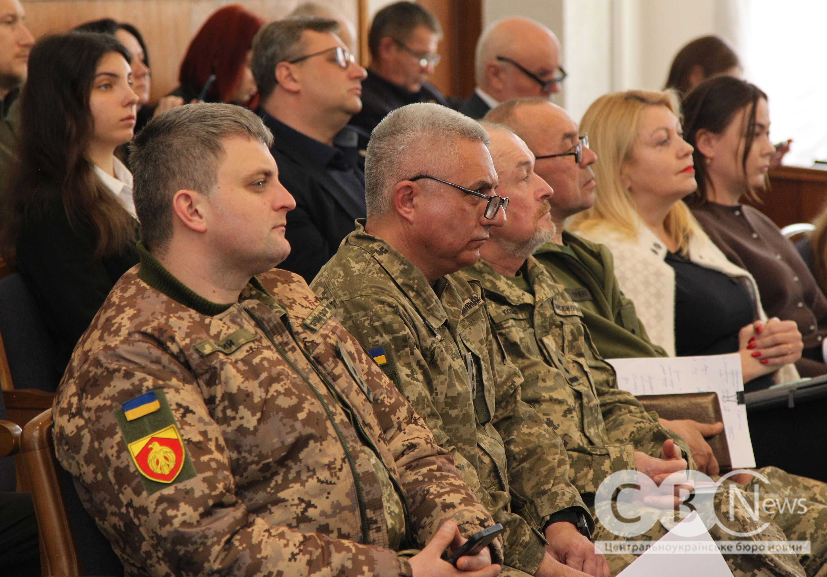 Військові сидять у сесійній залі