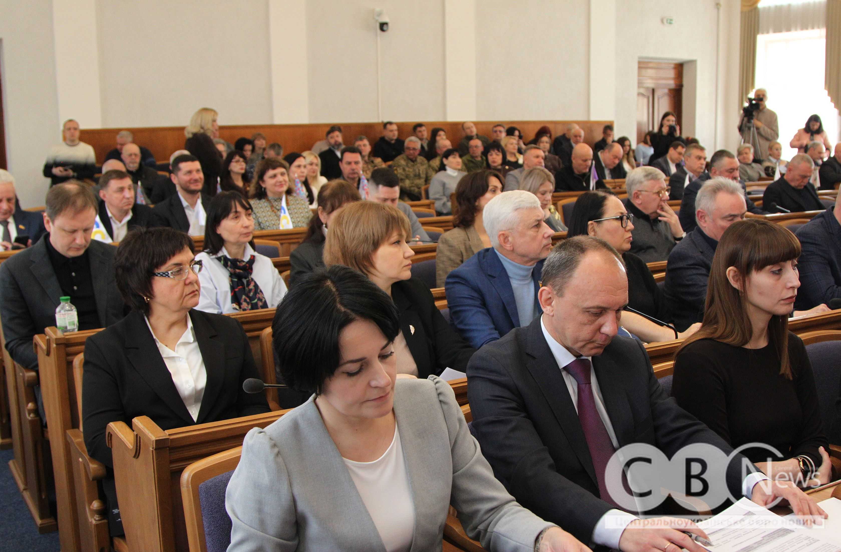 Депутати сидять у сесійній залі