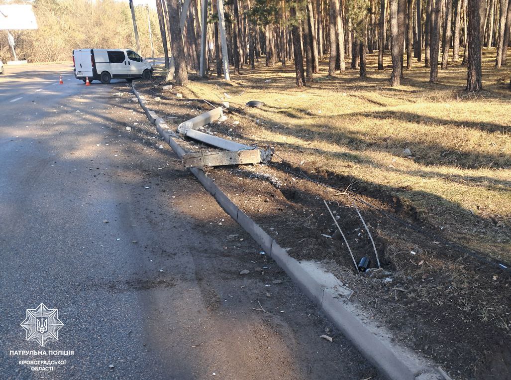 Фото збитої електроопори