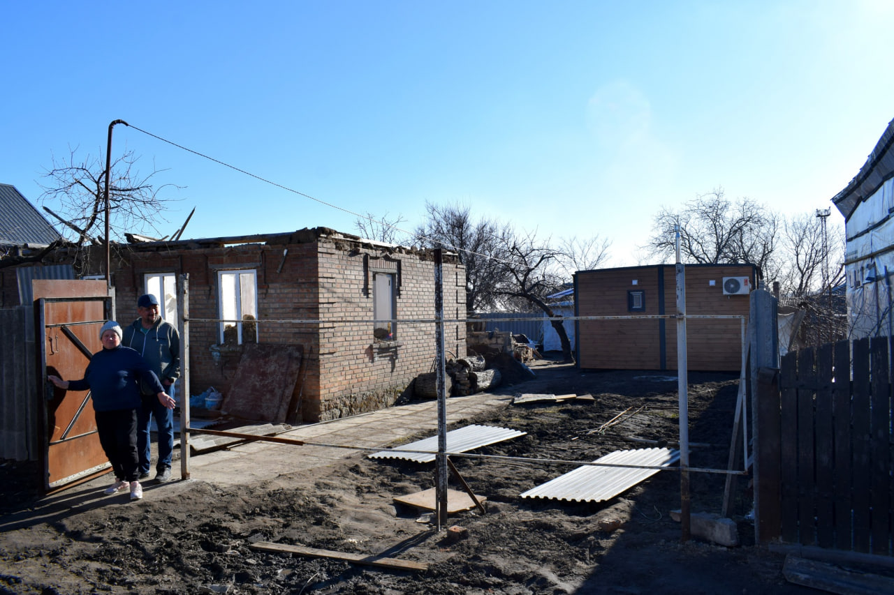 Подвір'я у Кропиницькому, зруйноване російським обстрілом