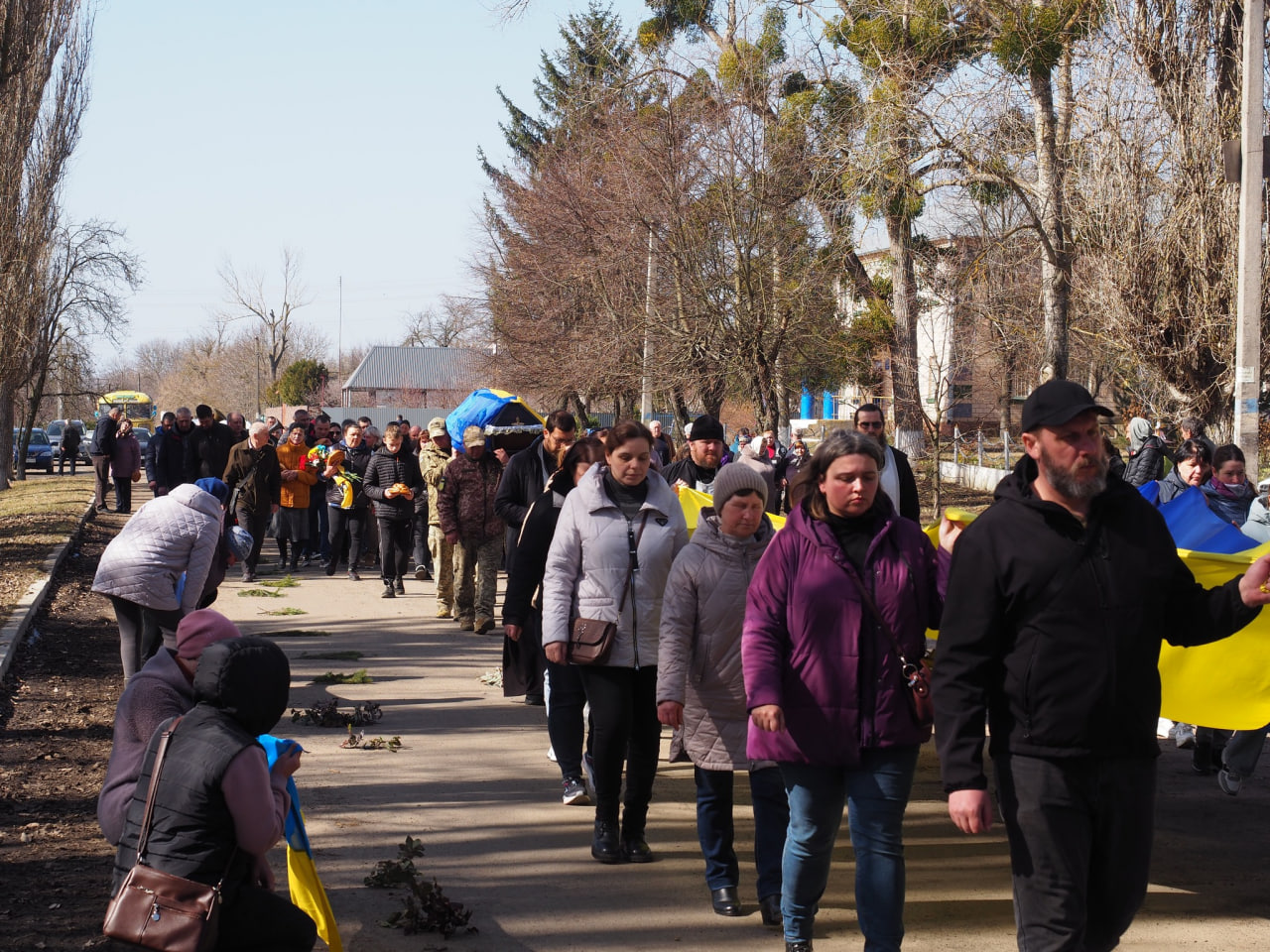 Люди йдуть колоною на церемонії прощання з Іваном Гнатюком