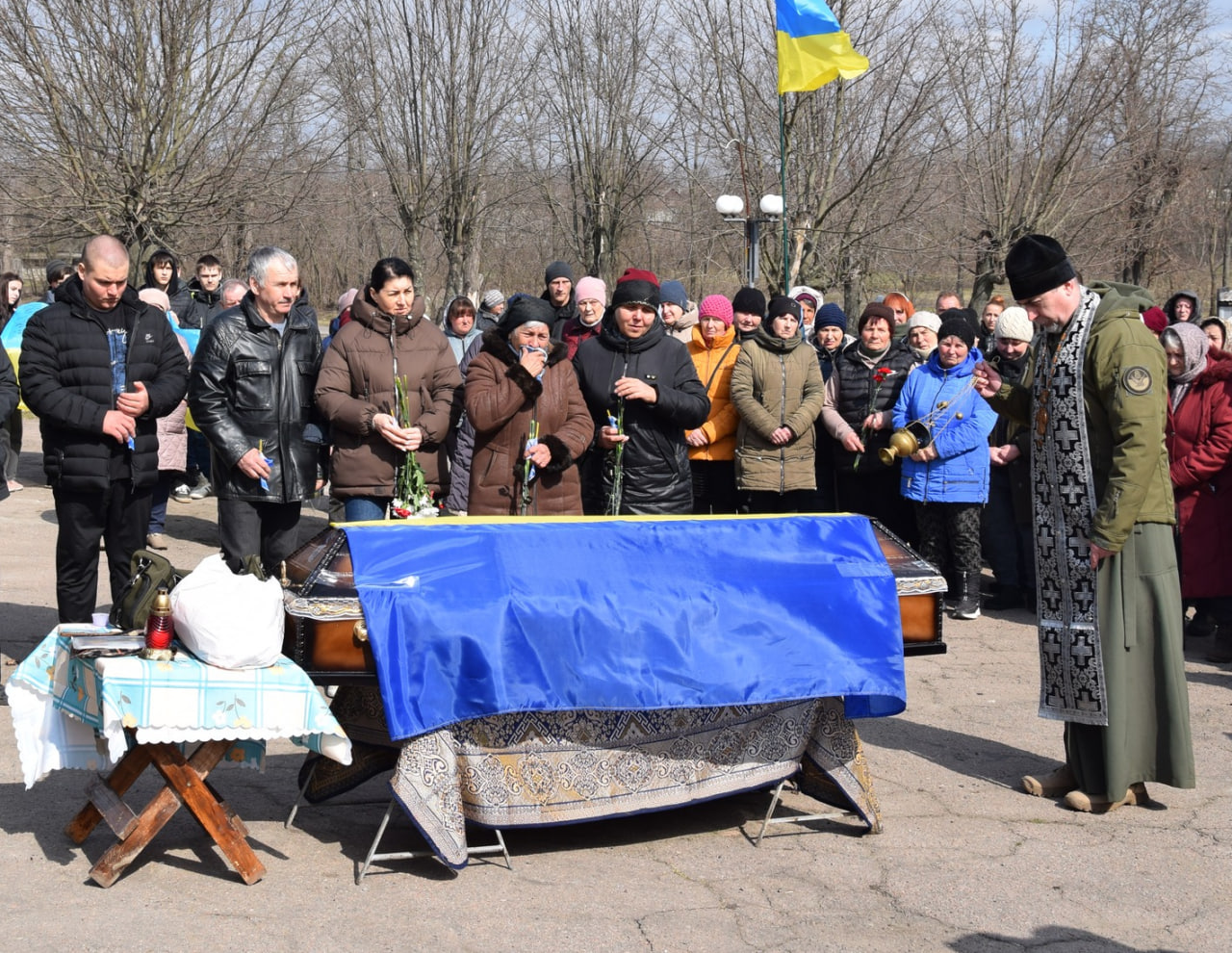 Священний служить на прощані з Віталієм Байзо у Петрівській громаді