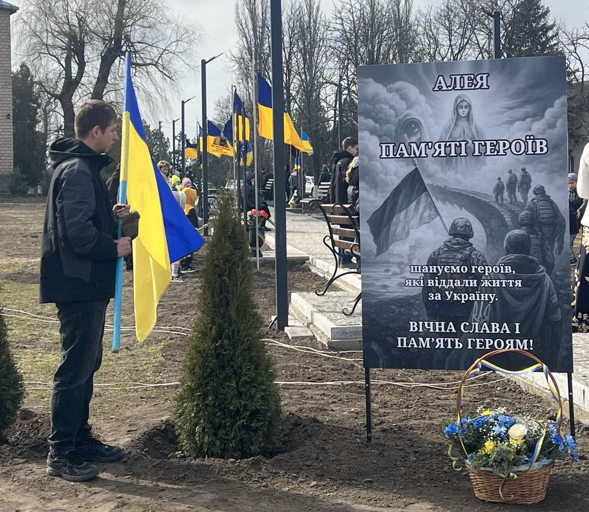 Учасники церемонії вшановують пам'ять десяти загиблих військовослужбовців із Добрянки