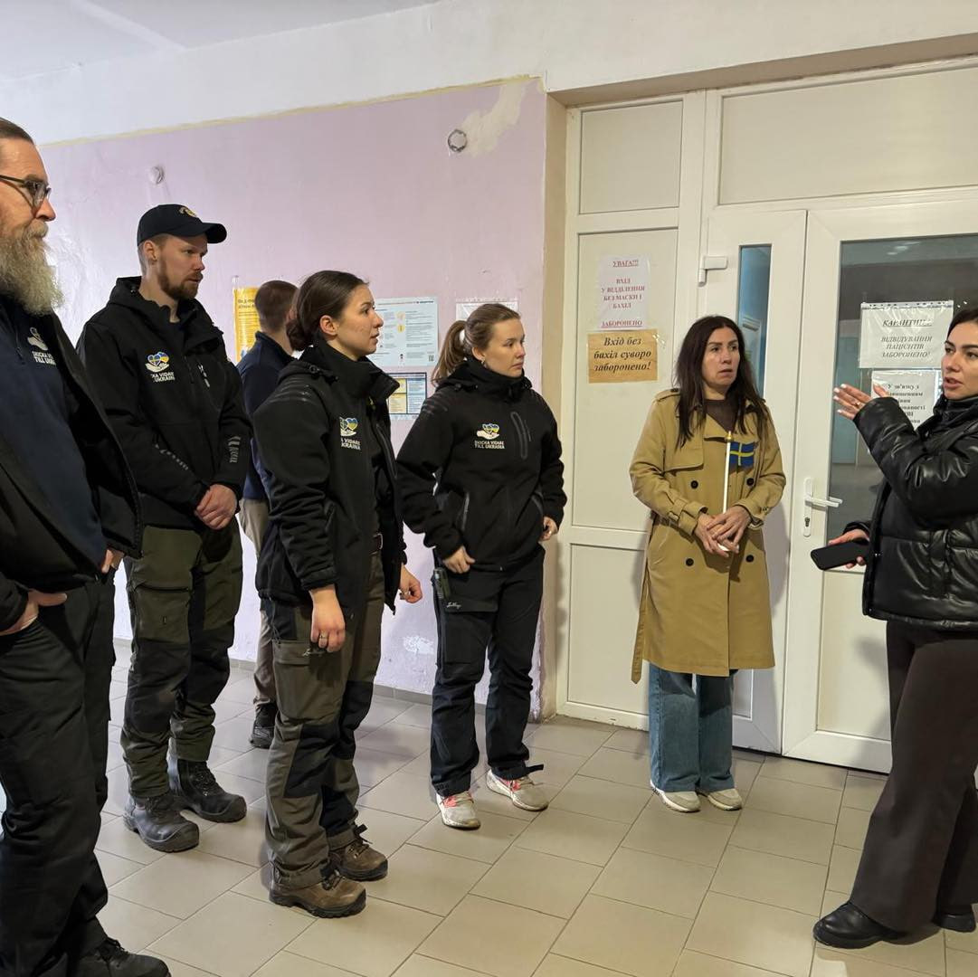 Група шведських волонтерів разом з представниками лікарні в Новоукраїнці