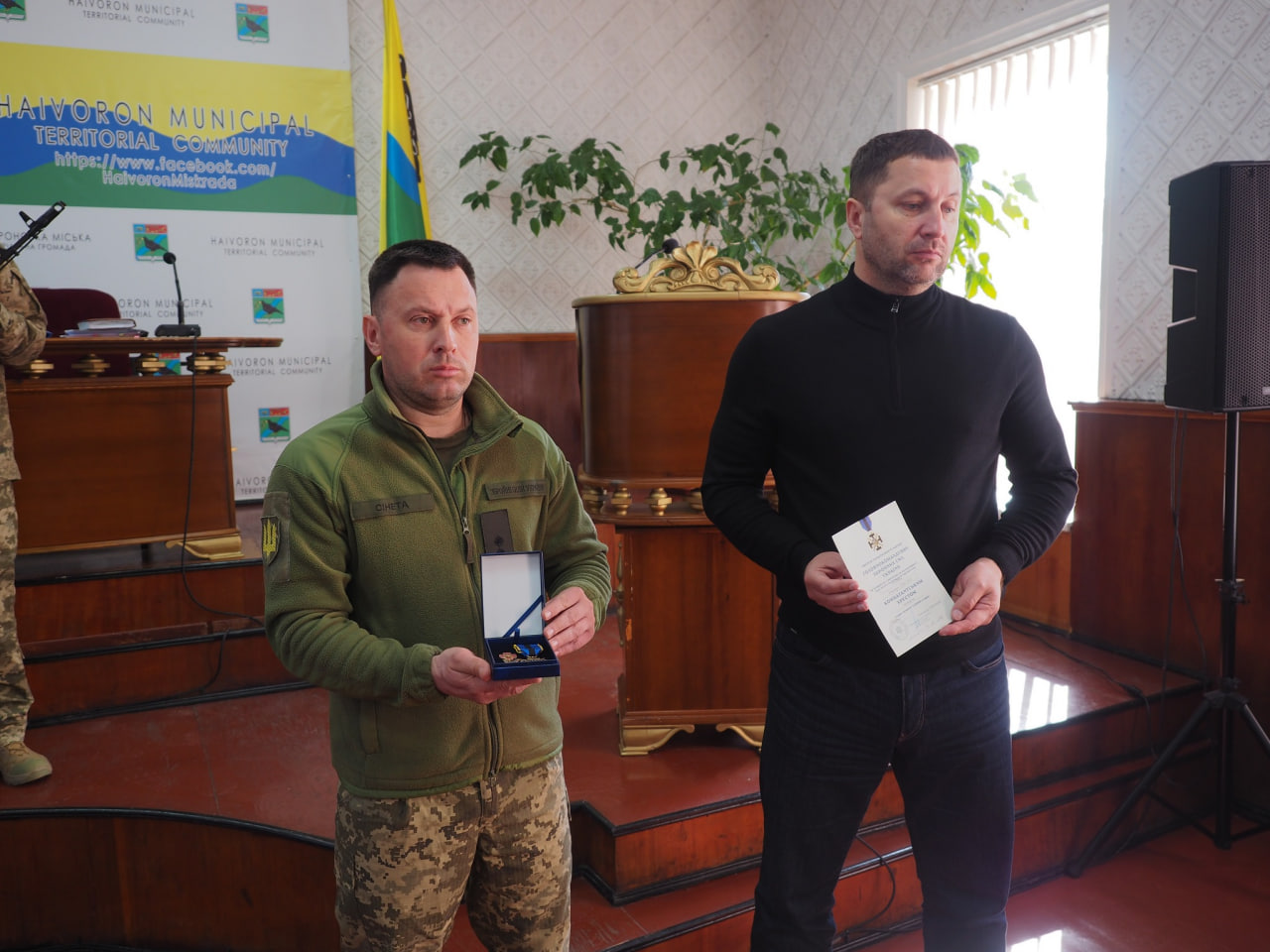 Гайворонський міський голова Роман Волуйко та представник ТЦК вручають посмертні нагороди