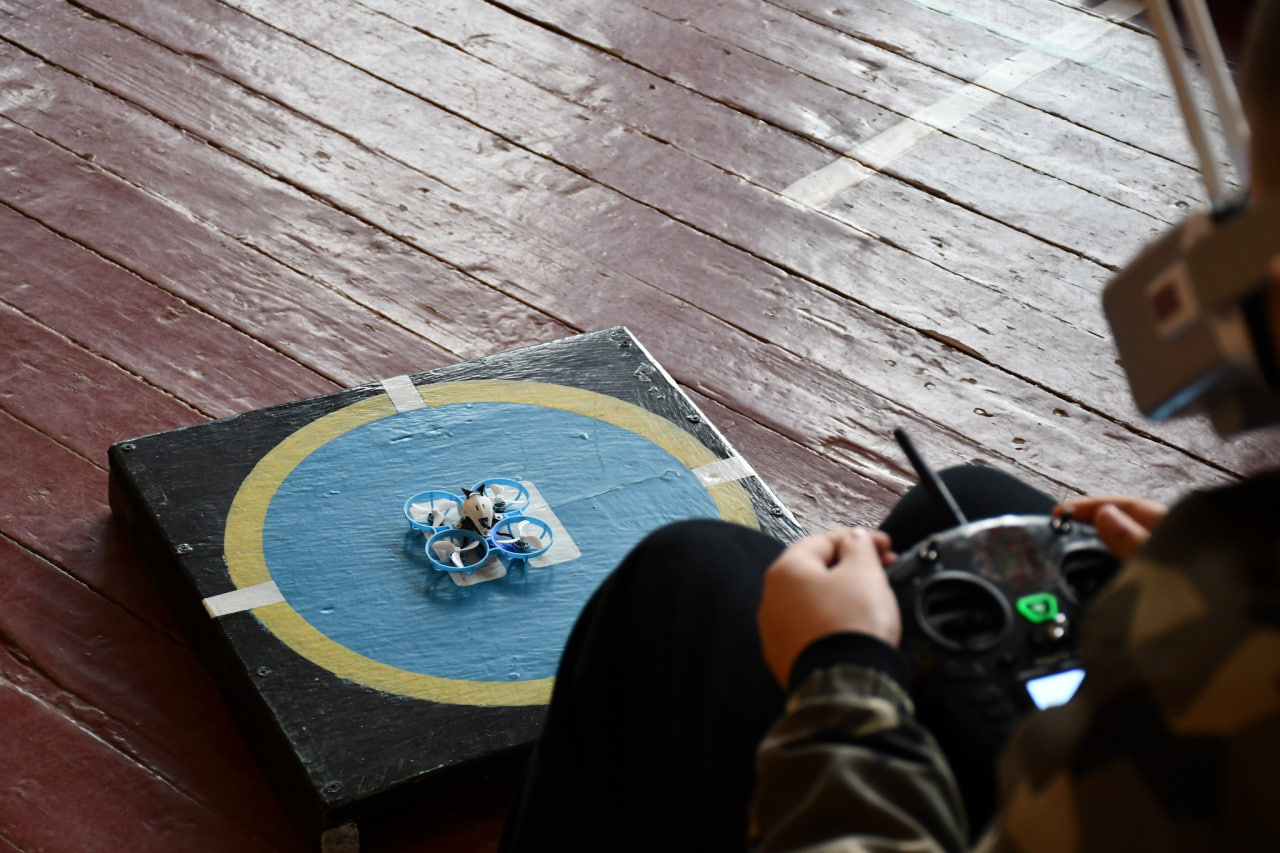 FPV-дрон на стартовій позиції маршруту